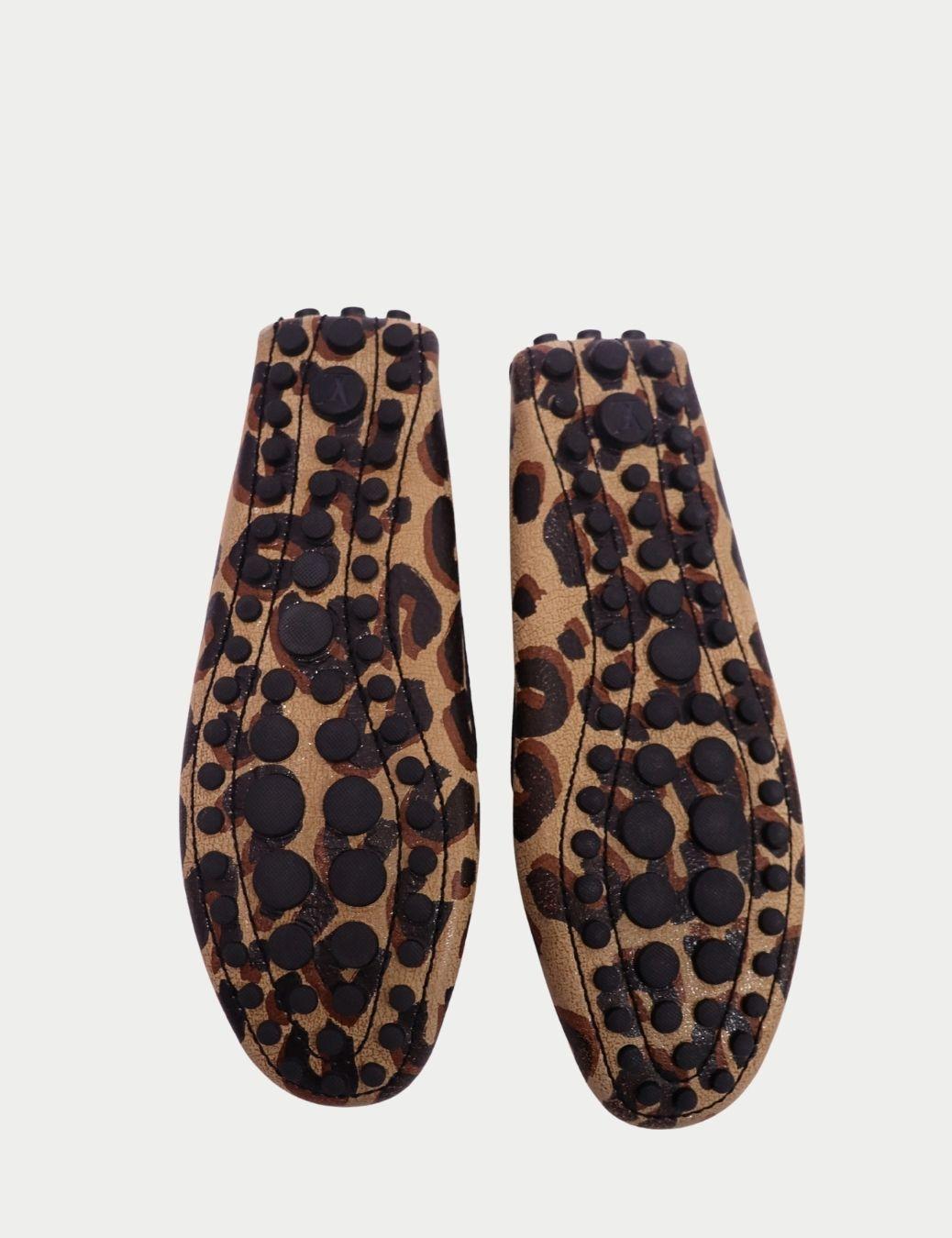 Louis Vuitton Leopard Print Loafers - Chaussures de conduite en cuir verni

Ajoutez une audacieuse touche de luxe à votre garde-robe avec ces mocassins à imprimé léopard Louis Vuitton, une pièce de choix qui allie parfaitement sophistication et
