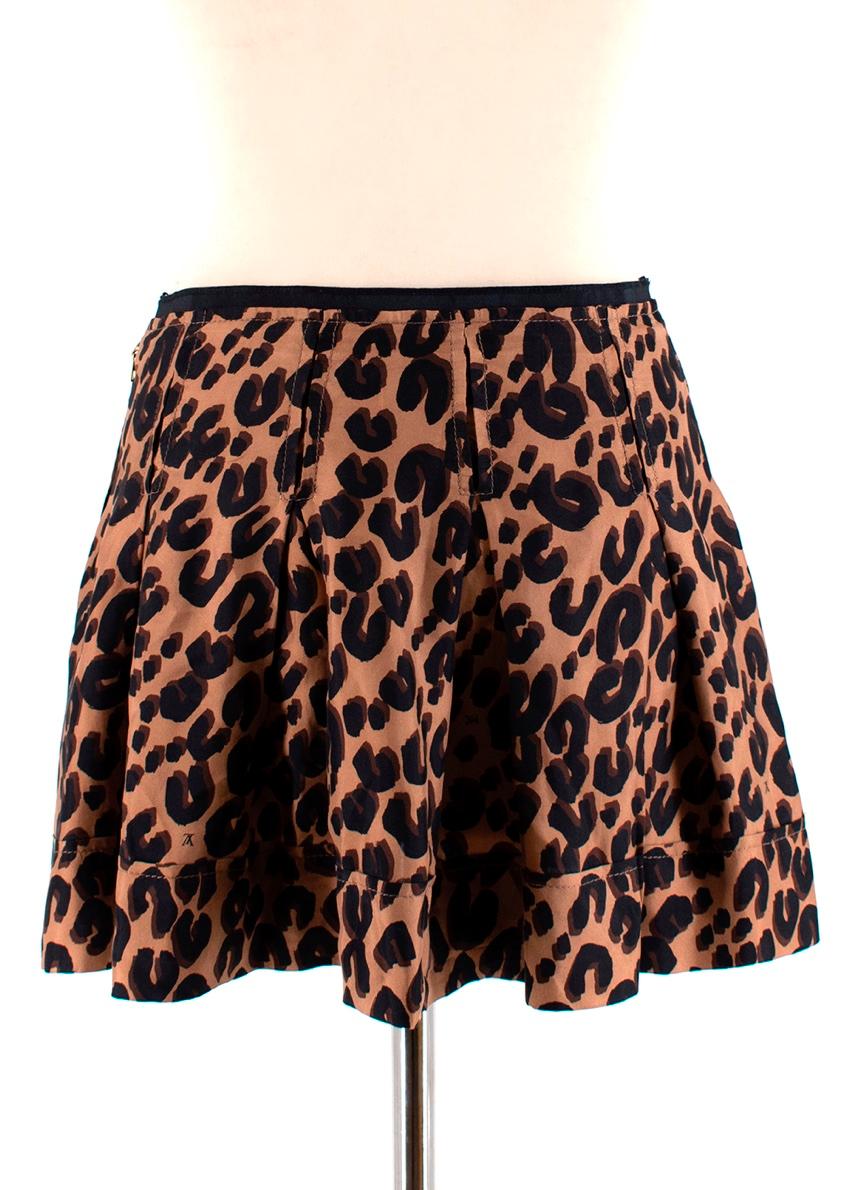 Louis Vuitton Leopard Print Silk Pleated Mini Skirt 

-Luxurious soft and lightweight silk fabric 
-Flowy pleated Design 
-Timeless leopard print  
-LV logo branding to the print 
-Top stitching details 
-Black trim to the waist
-Zip fastening to