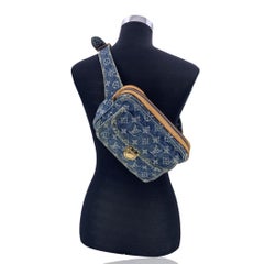 Louis Vuitton Hellblaue Denim-Gürteltasche mit Monogramm an der Taille und Gürteltasche