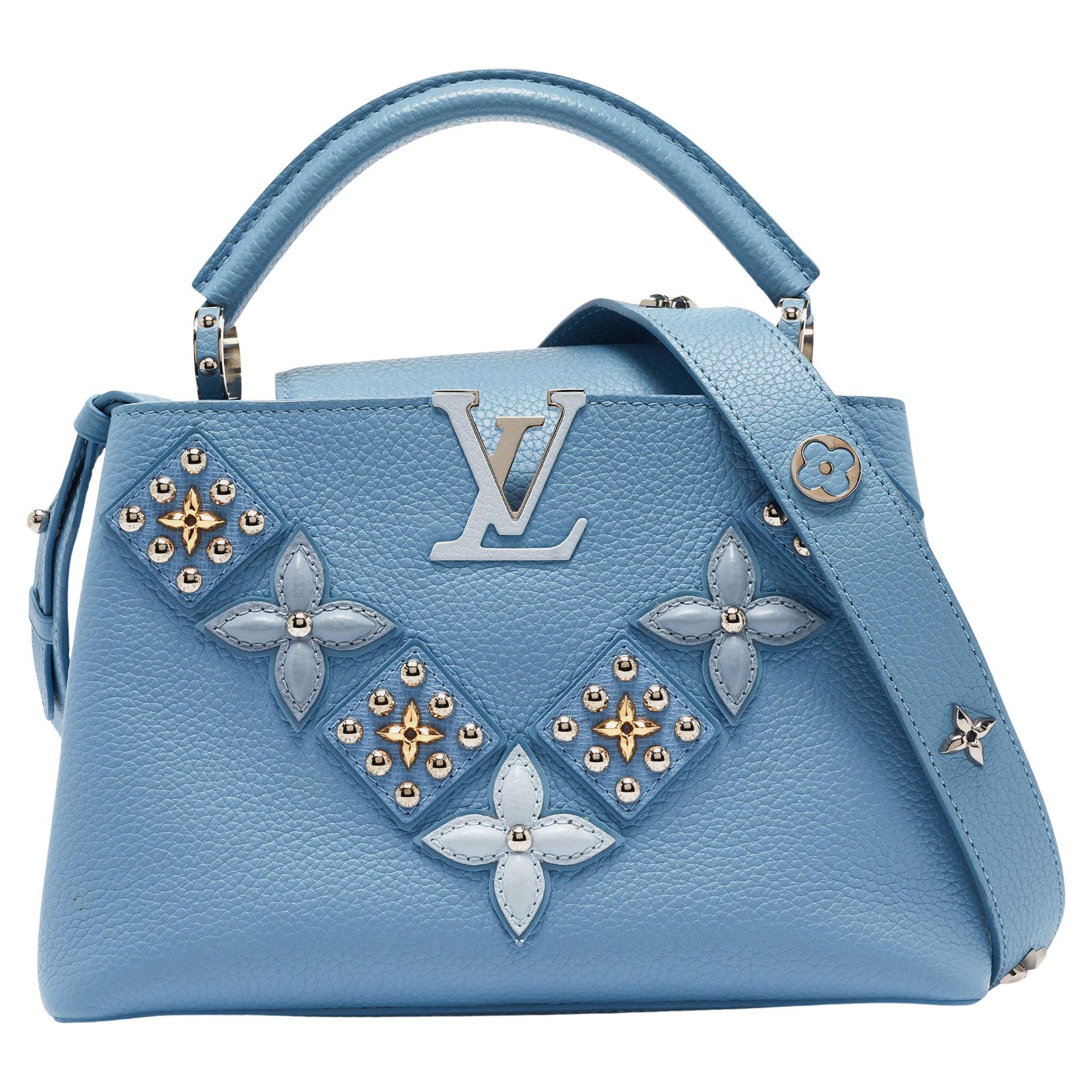Louis Vuitton Hellblaue Ledertasche Capucines BB mit mechanischem Blumenmuster im Angebot