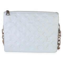 Louis Vuitton „Coussin PM“ aus hellblauem Lammleder mit Monogram-Prägung