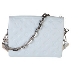 Louis Vuitton „Coussin PM“ aus hellblauem Lammleder mit Monogram-Prägung