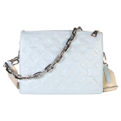 Bolso «Coussin PM» de Louis Vuitton en piel de cordero con el monograma en relieve en azul claro