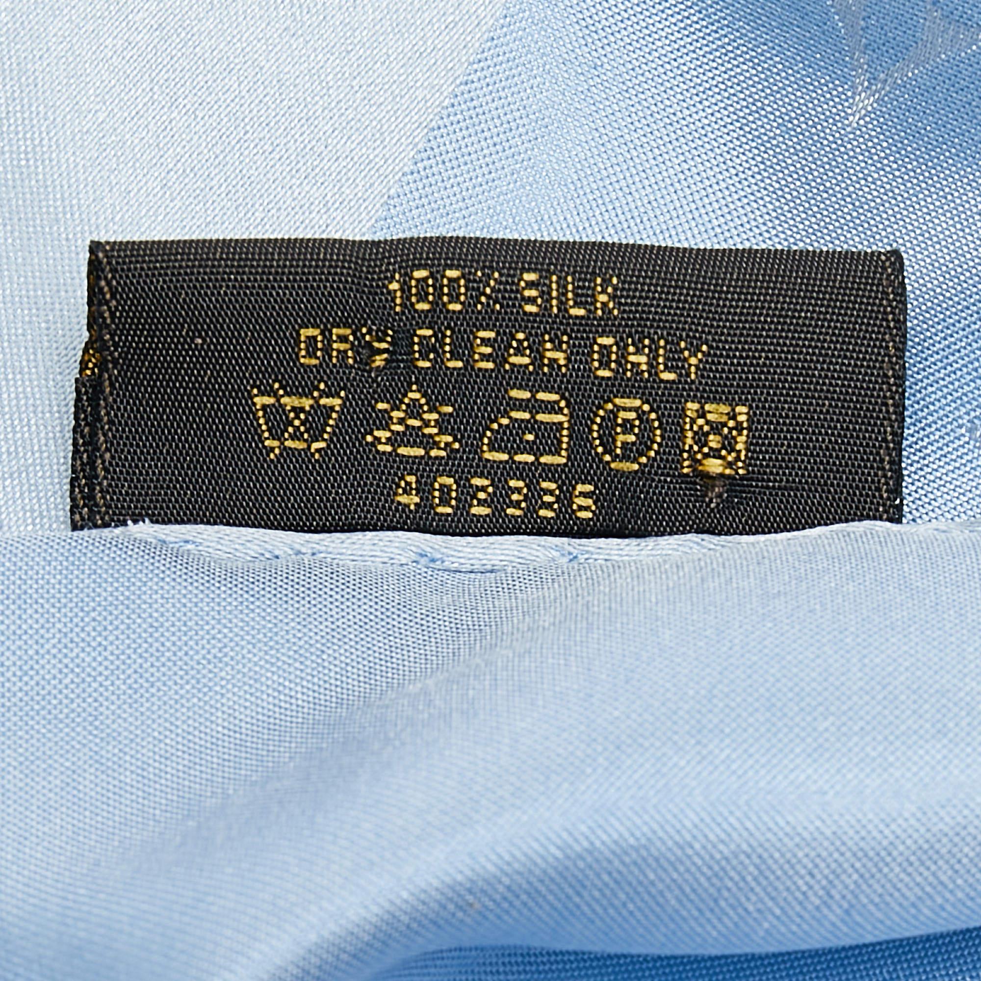 Étole en soie bleu clair à monogrammes Louis Vuitton Bon état - En vente à Dubai, Al Qouz 2