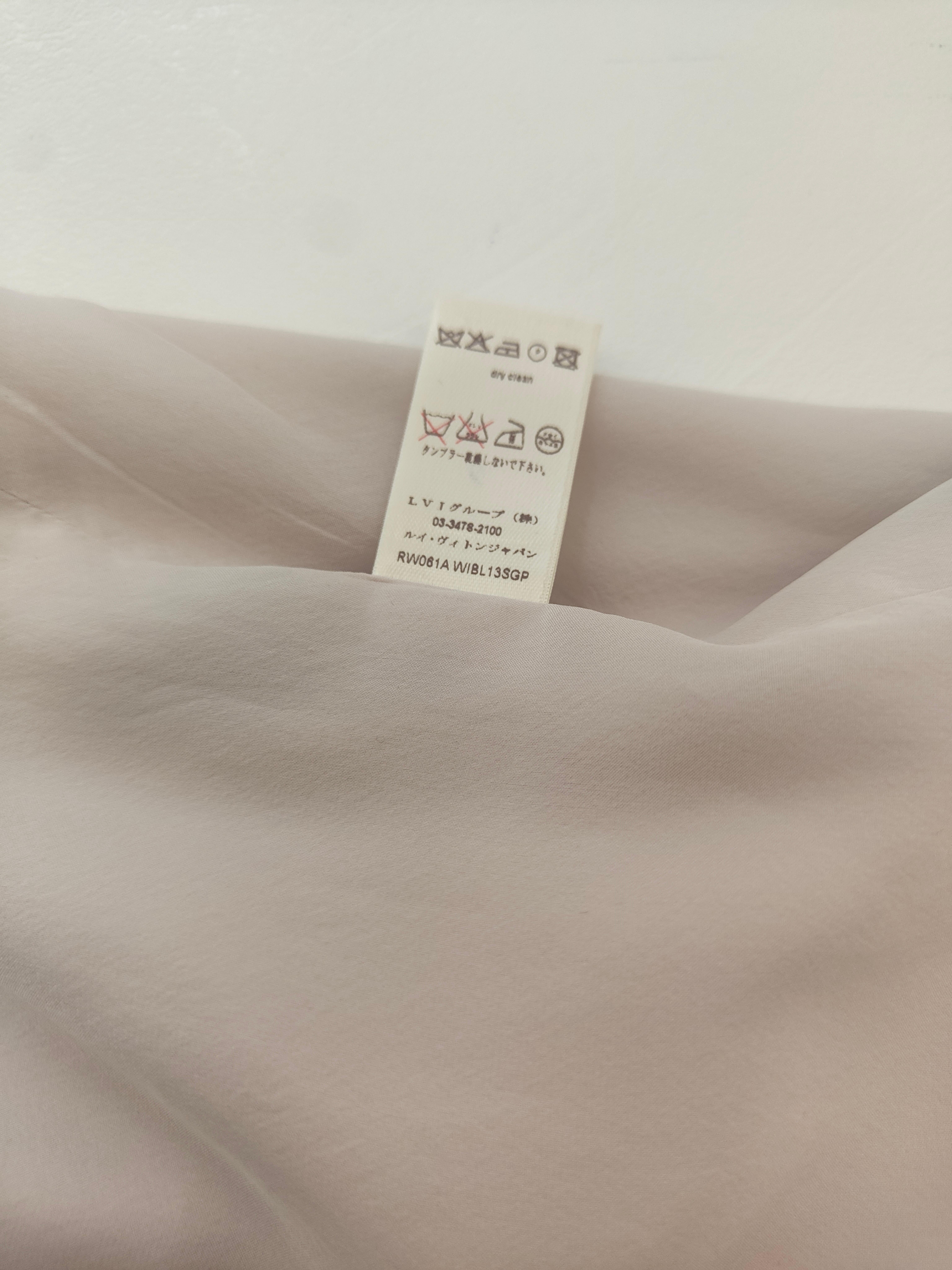 Louis Vuitton - Haut en soie rose clair et beige 
Taille 36 fr. 