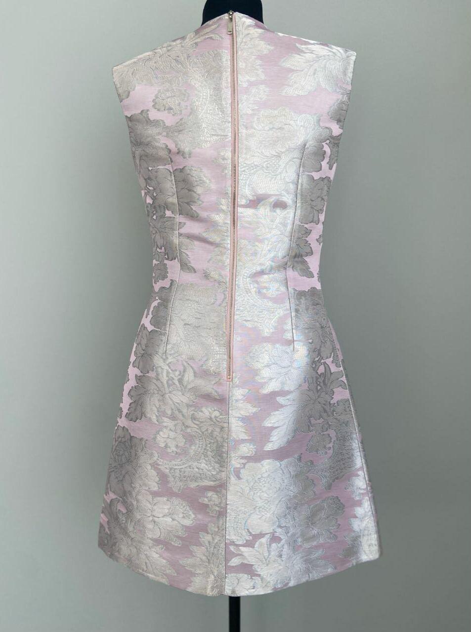 LOUIS VUITTON

Collection Spring/Summer 2018

Stunningly beautiful evening dress with floral print, slightly glittery.
Fitted. Effective, perfect fit. Rare Dress

Size EU 42 
Content: 62% viscose, 21% metal, 17% polyester
Lining: 100% silk

Made on