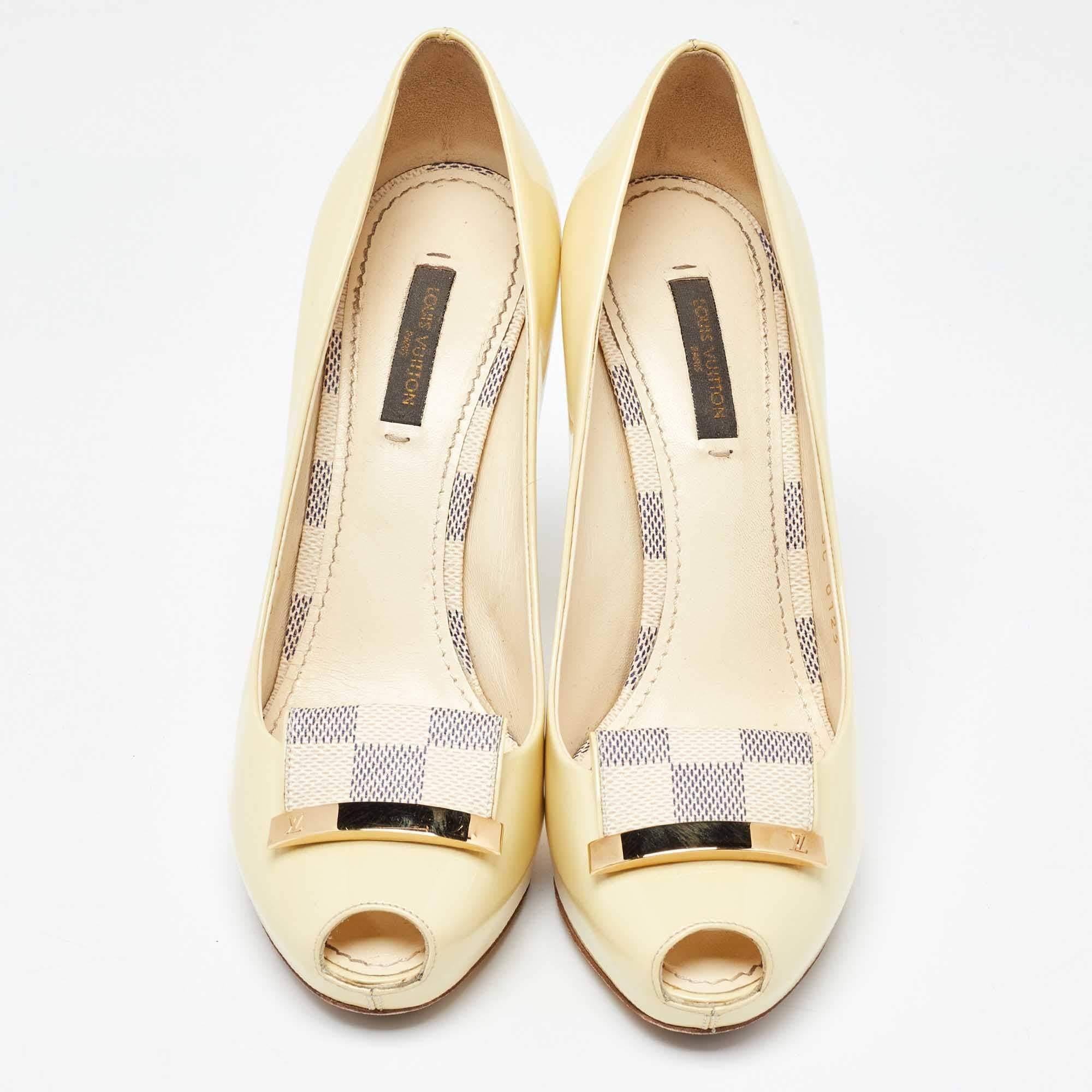 Beige Escarpins à bout ouvert en cuir verni jaune clair Louis Vuitton, taille 37 en vente