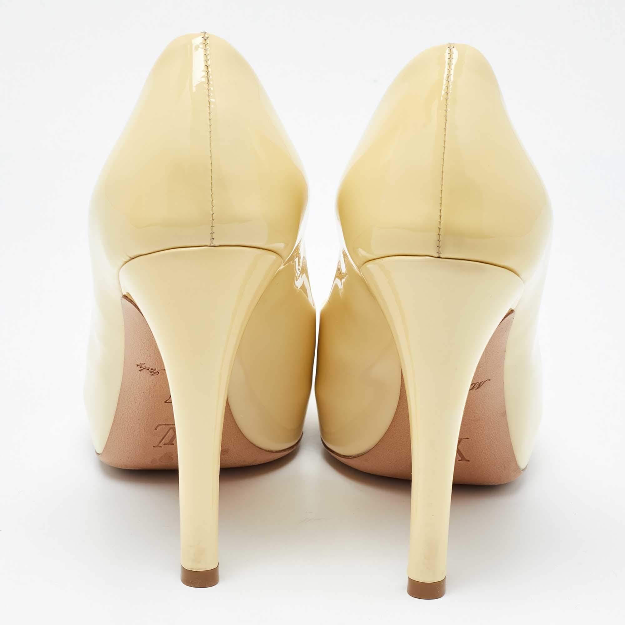 Escarpins à bout ouvert en cuir verni jaune clair Louis Vuitton, taille 37 Pour femmes en vente