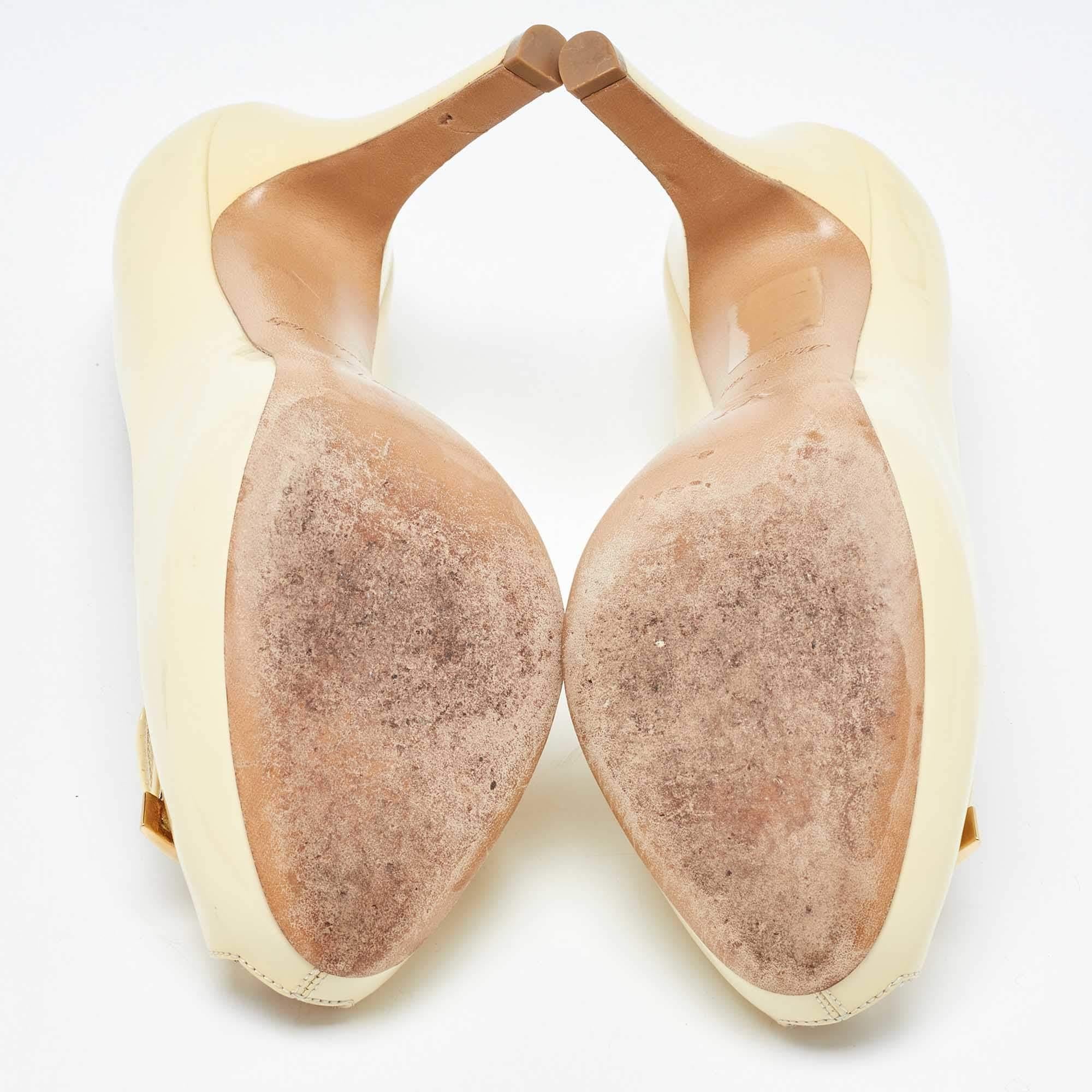 Escarpins à bout ouvert en cuir verni jaune clair Louis Vuitton, taille 37 en vente 1