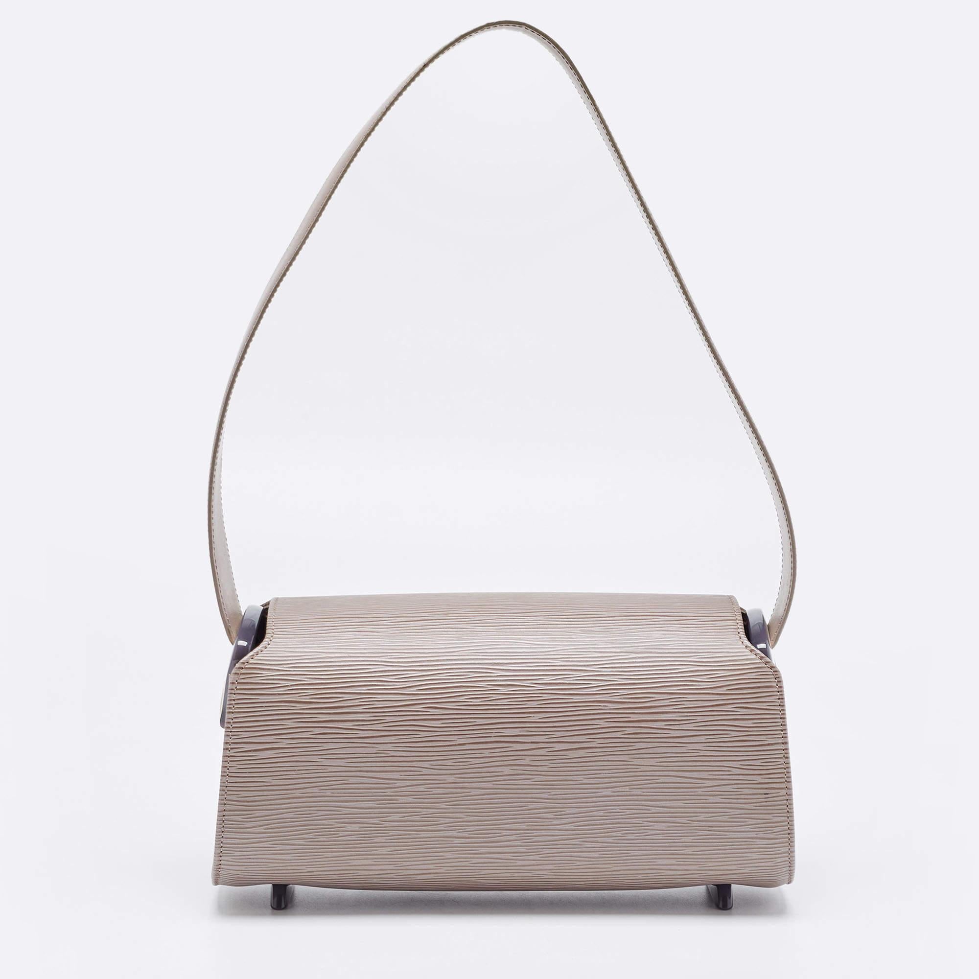 Expertly designed, this Louis Vuitton Nocturne PM bag is an all-time favourite. Crafted from Epi leather, it comes in a lovely shade of lilac. It features a single handle, Alcantara-lined interior sized to house essentials, silver-tone hardware and