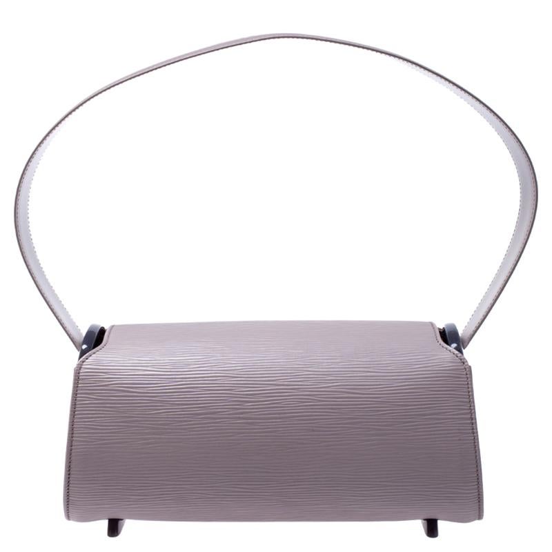 Expertly designed, this Louis Vuitton Nocturne PM bag is an all-time favourite. Crafted from Epi leather, it comes in a lovely shade of lilac. It features a single handle, Alcantara-lined interior sized to house essentials, silver-tone hardware and