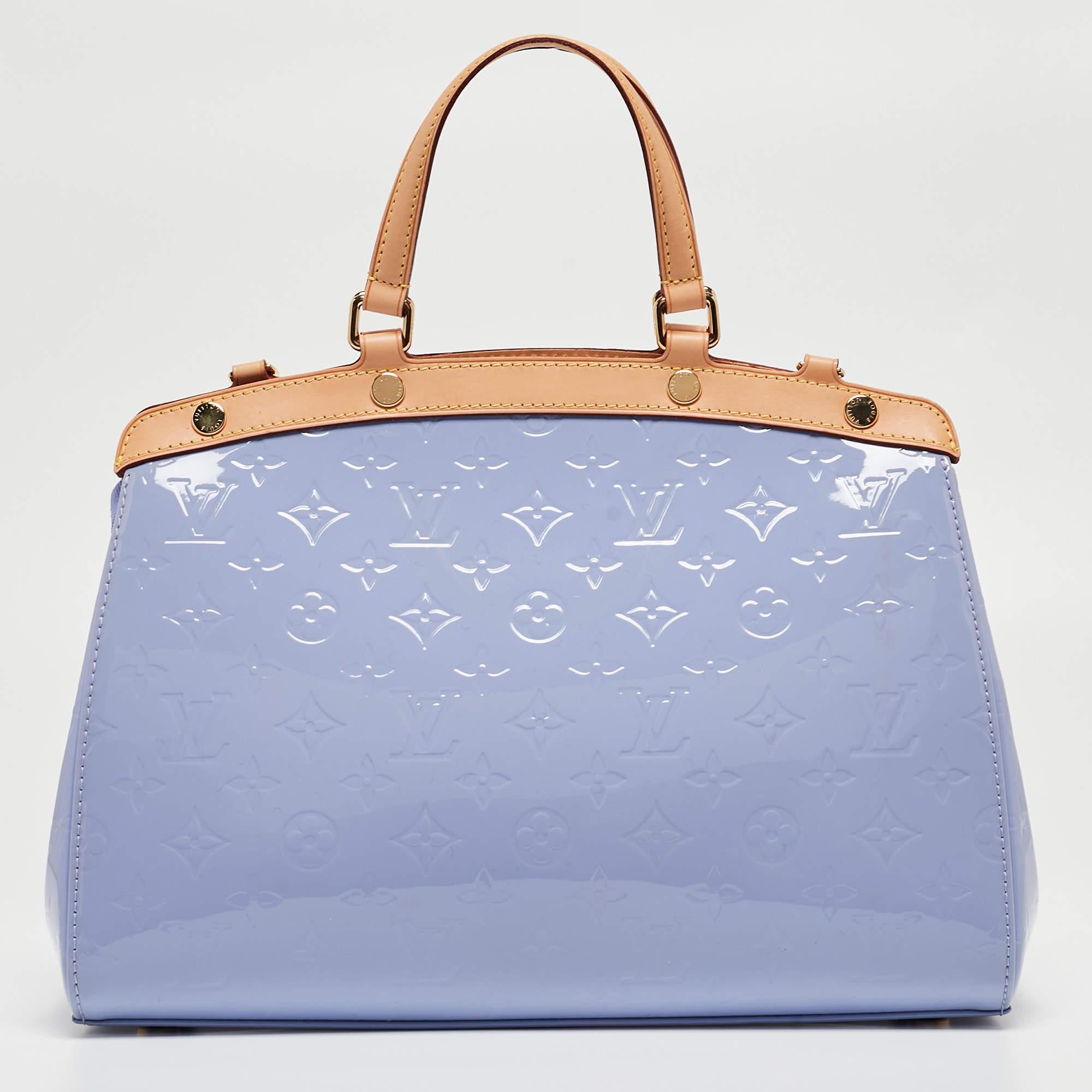 Diese Brea MM Tasche aus dem Hause Louis Vuitton wird Sie mit ihrer präzisen Form, ihrem Stil und ihrem Design begeistern. Sie ist aus Monogram Vernis in einer strukturierten, gepflegten Silhouette gefertigt. Sie verfügt über goldfarbene Beschläge,