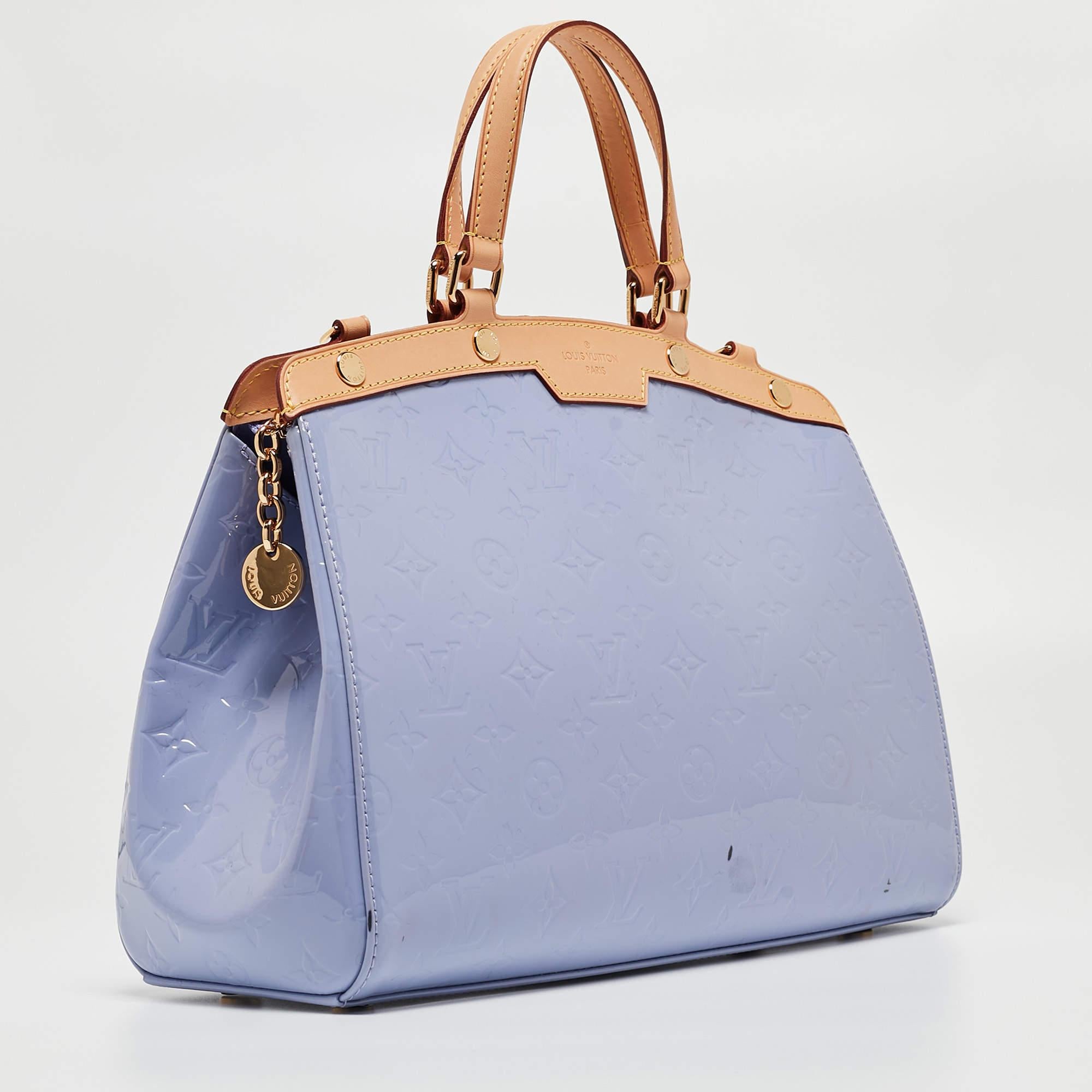 Louis Vuitton - Sac Brea MM Lilas Monogram Vernis Bon état à Dubai, Al Qouz 2