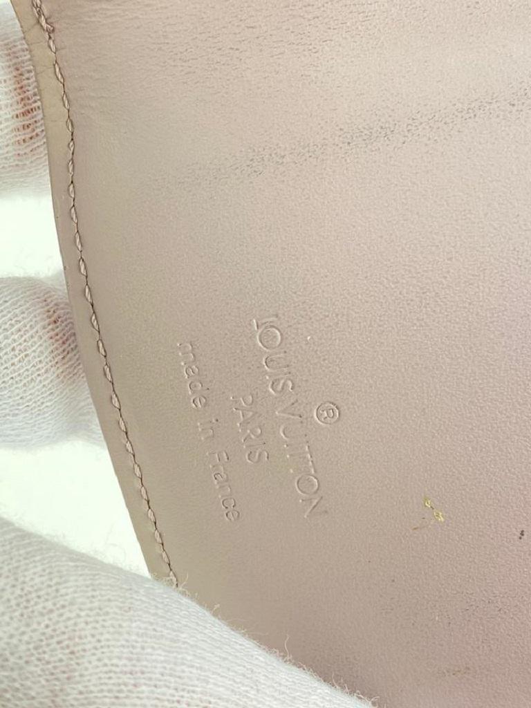 Portefeuille à trois volets Louis Vuitton style Monnaie Elastique en cuir épi de poivre lilas  Bon état - En vente à Dix hills, NY