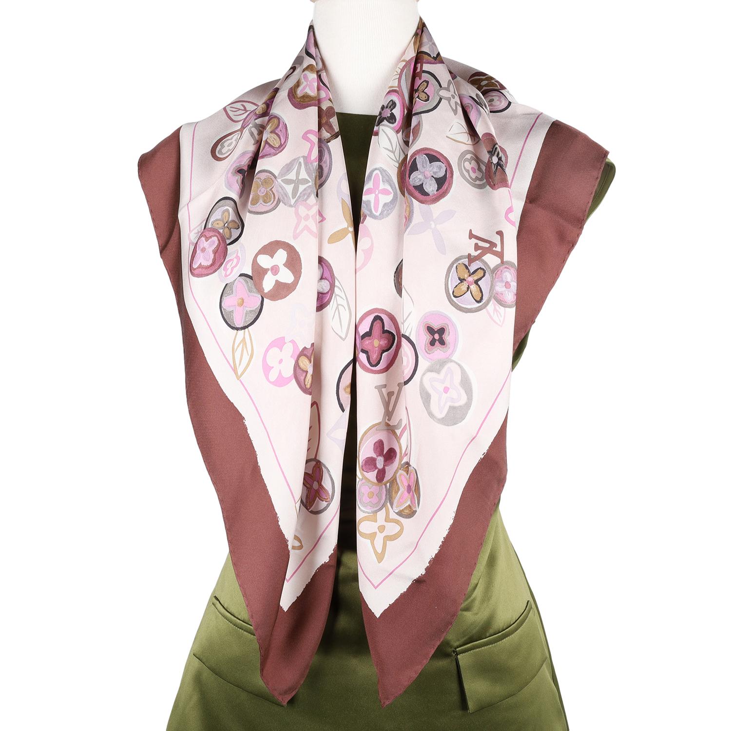 Autentico foulard Louis Vuitton in seta lilla e rosa multicolore. Questo elegante foulard in seta ti avvolge letteralmente in una coperta di delicata morbidezza. L'iconico modello è stato rivitalizzato con accenni di colori pop per ravvivare il
