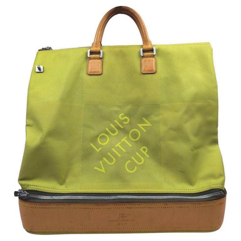 Louis Vuitton - Sac de voyage sport en cuir géant vert citron 23LV713 En  vente sur 1stDibs