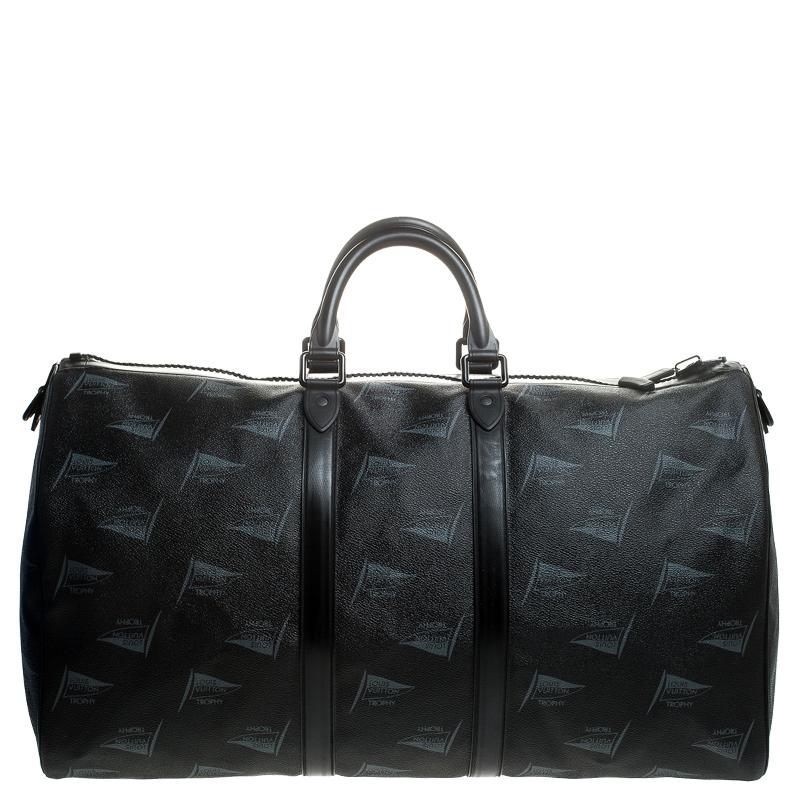 A stylish classic, this limited edition Dubai Keepall Bandouliere 55, piece number 127 out the 200 that were made, will help you travel in style. The Keepall is a perfect lightweight and resilient travel bag that can be carried as cabin baggage. It