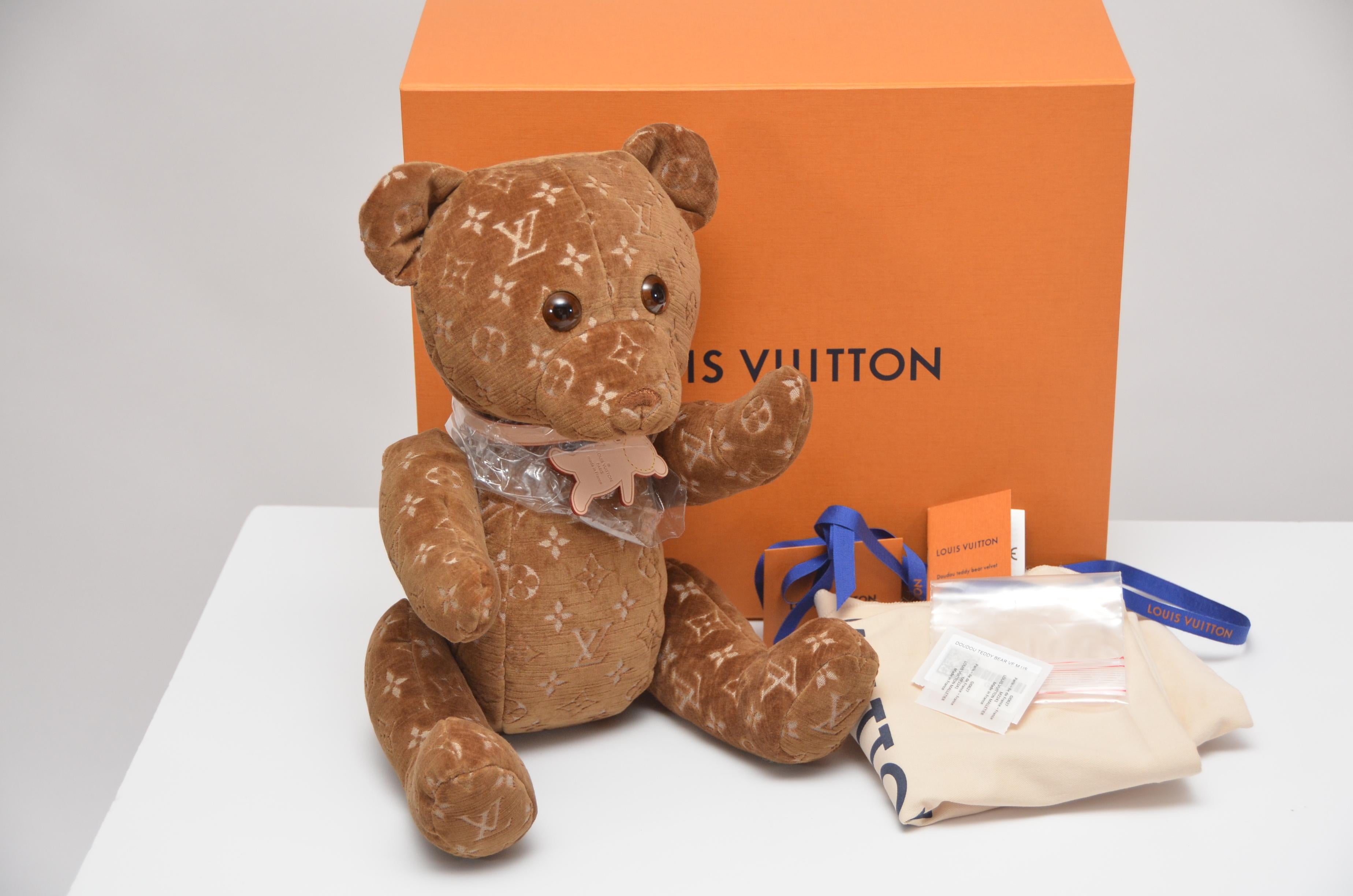 The teddy was originally designed by Marc Jacobs for Louis Vuitton's Men's Spring-Summer 2005 Collection and later provided inspiration for Virgil Abloh to introduce playful puppets to his Spring 2021 Show.

Louis Vuitton Limited Edition 2005 & 2020