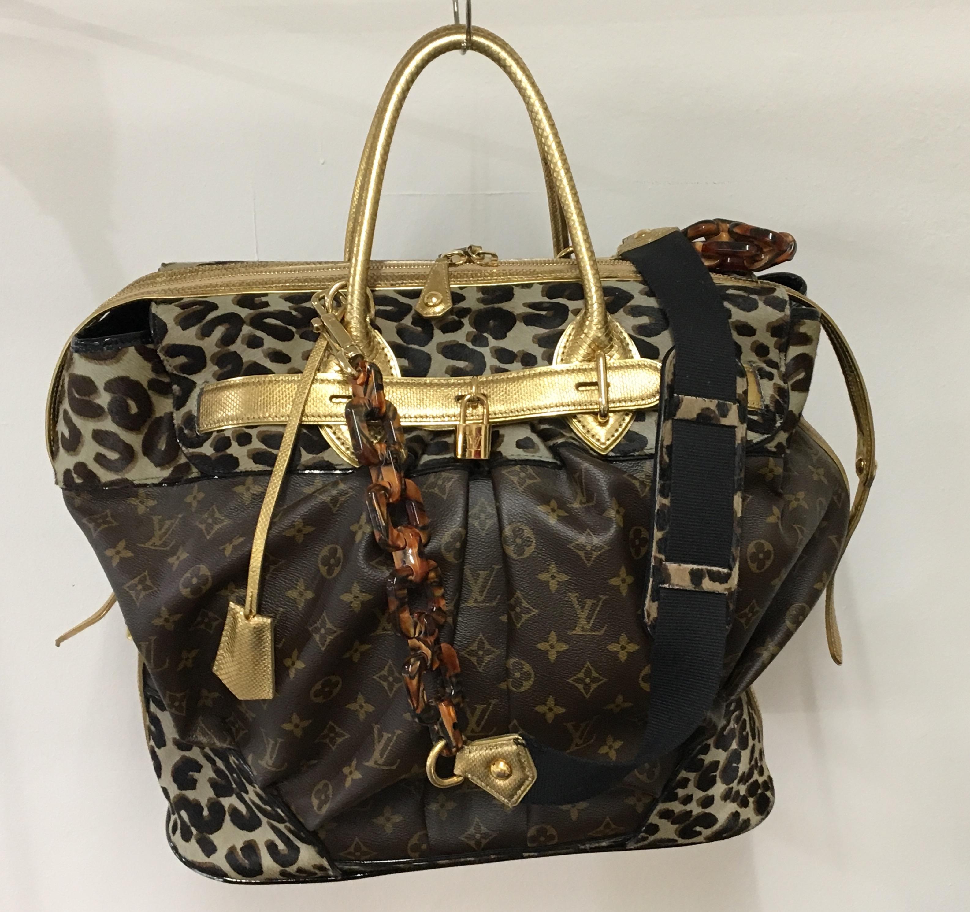 Beautiful and very particular Louis Vuitton Limited edition bag, with gold details, monogram fabric and cheetah pattern with shoulder strap in different lines.