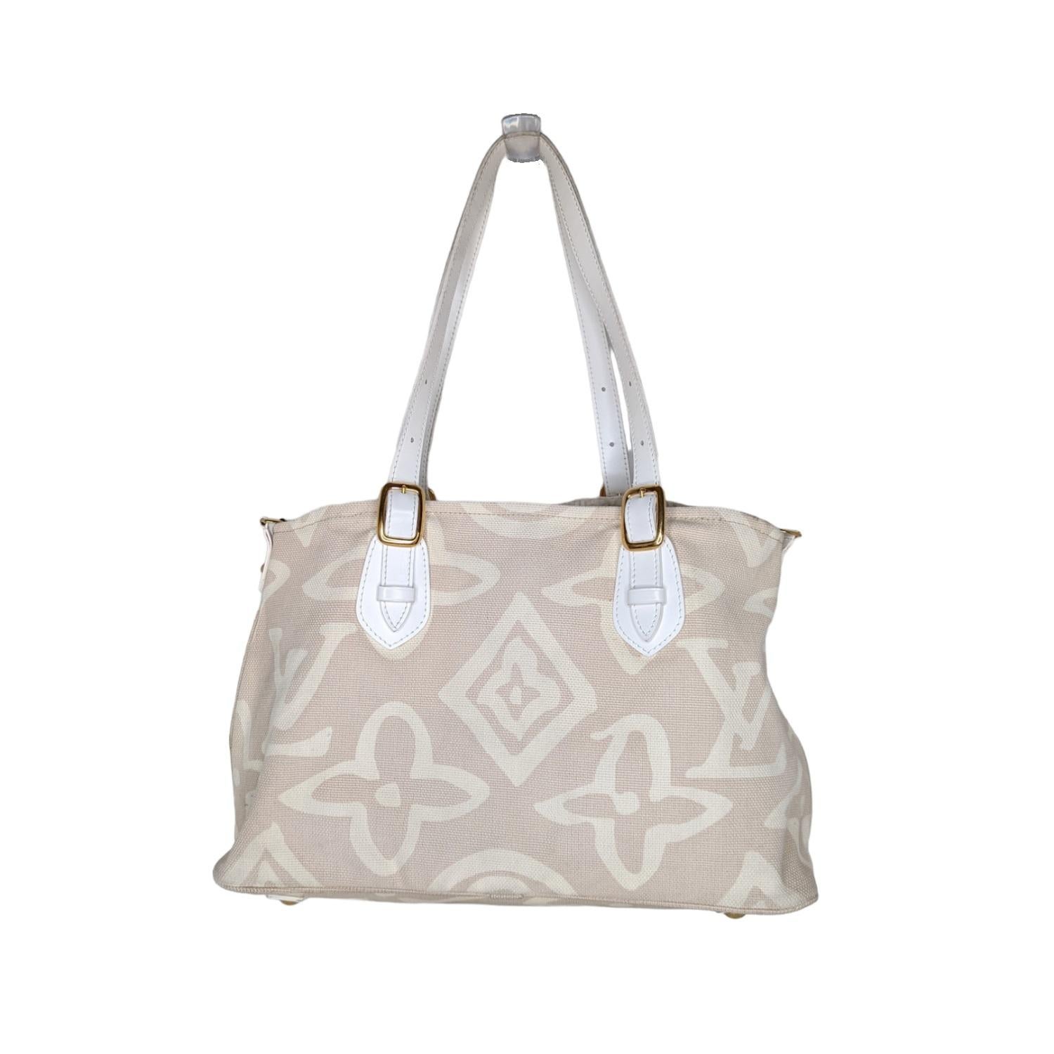 Un mélange chic et artistique rend ce sac Louis Vuitton Limited Edition Beige Tahitienne Cabas PM vraiment désirable. Ce fabuleux fourre-tout peut être porté à l'épaule ou au bras et possède un intérieur spacieux. Une étiquette en cuir 