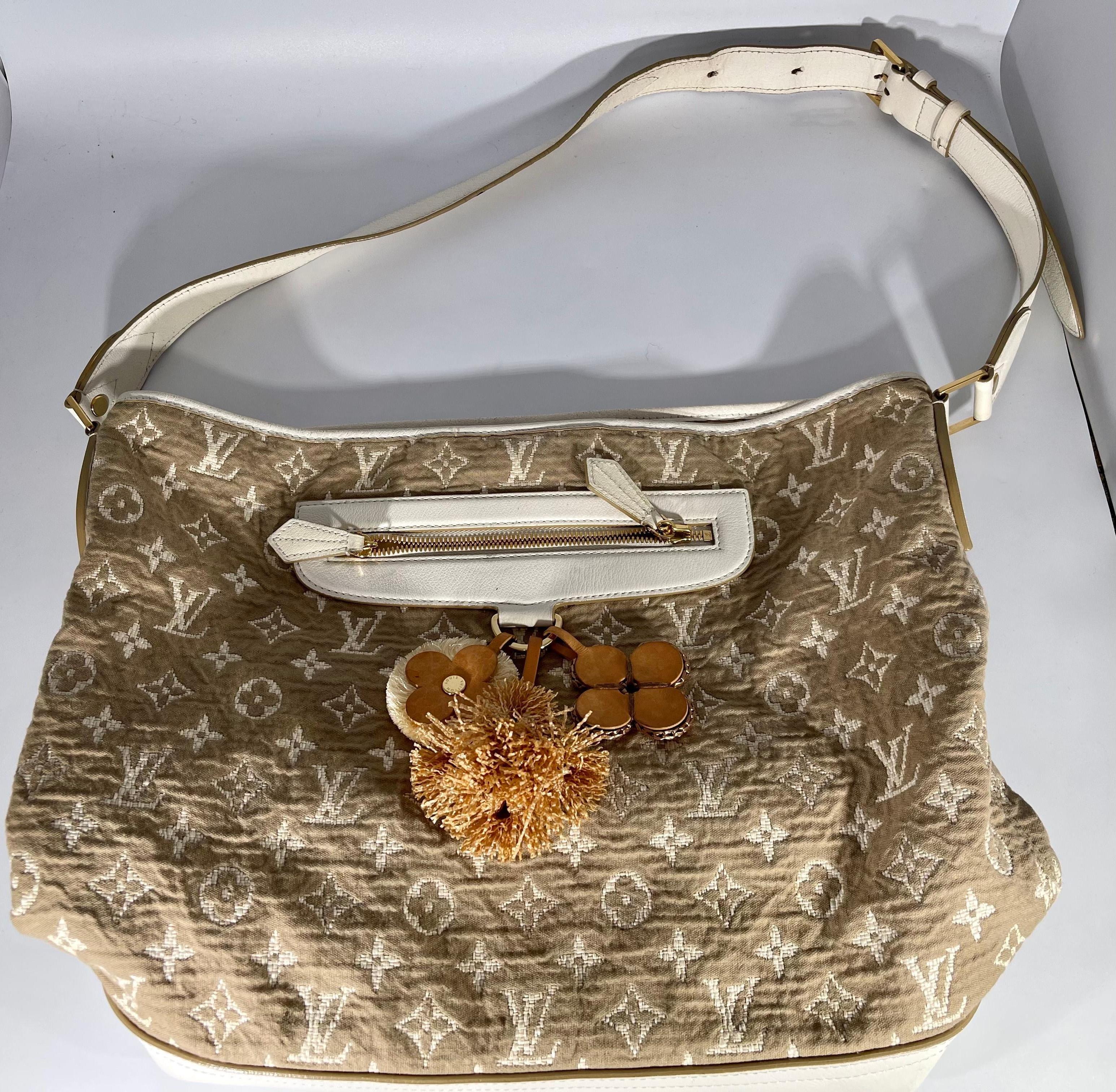 LOUIS VUITTON Blanc Monogrammierte Sabbia Besace Tasche in limitierter Auflage im Angebot 11