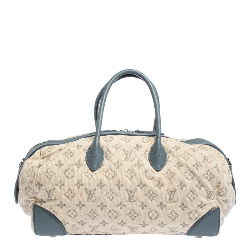 Combining versatility with functionality, this Louis Vuitton Speedy Round handbag features an adorable design and striking aesthetics. Styled in monogram denim in a soft blue-and-white combination, this airy bag features a wide opening with a