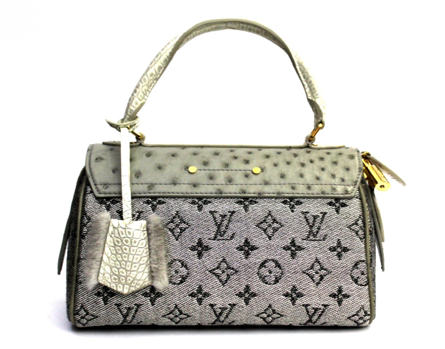 This LOUIS VUITTON Carrousel is in Excellent Pre-Owned Condition accompanied by Louis Vuitton Dust Bag, Lock, Keys, Clochette, Care Booklet, Tag, Bag Shaper. Circa 2010. Primarily made from Alligator Leather, Ostrich Leather, Jacquard Fabric