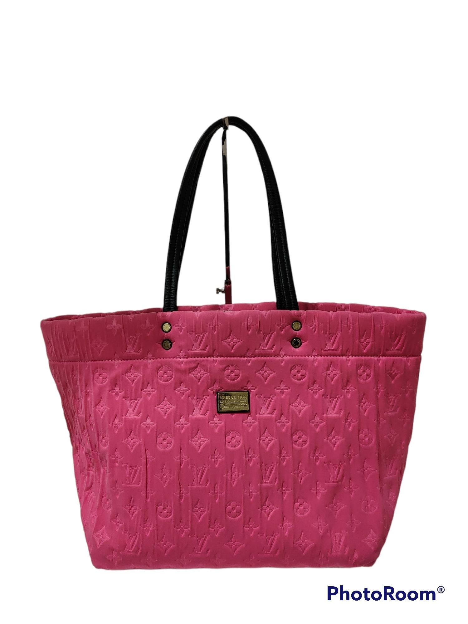 Louis Vuitton Limitierte Auflage fucsia Monogram Scuba Umhängetasche
Diese farbenfrohe Louis Vuitton Fuchsia Monogram Neoprene Scuba MM Tasche ist eine der neuesten Kreationen des Unternehmens und vereint Stil und Funktionalität in einem. Diese