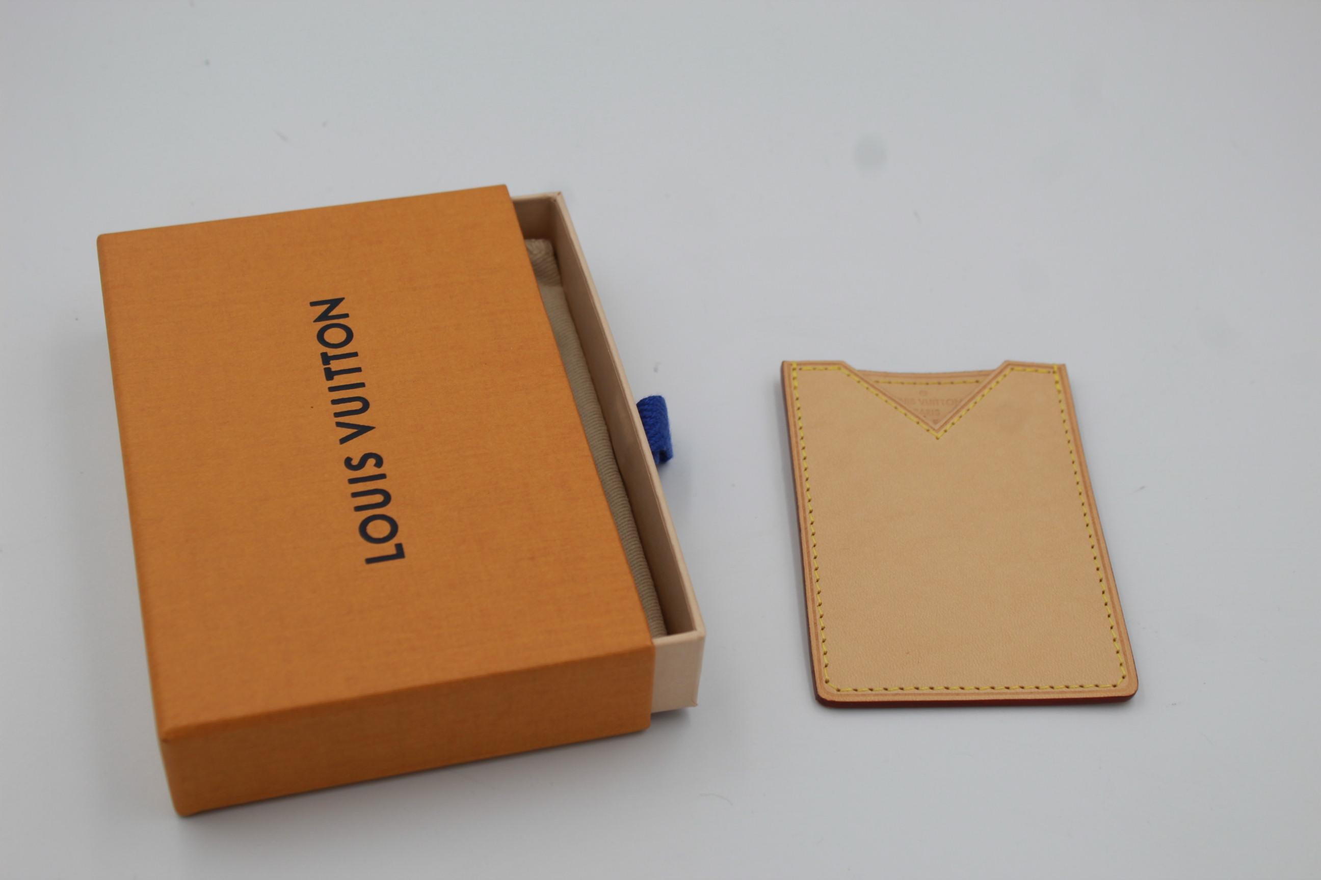 Louis Vuitton limited edition Eiffel Tower cardholder in natural leather. 

Size 9.5 x6.5cm