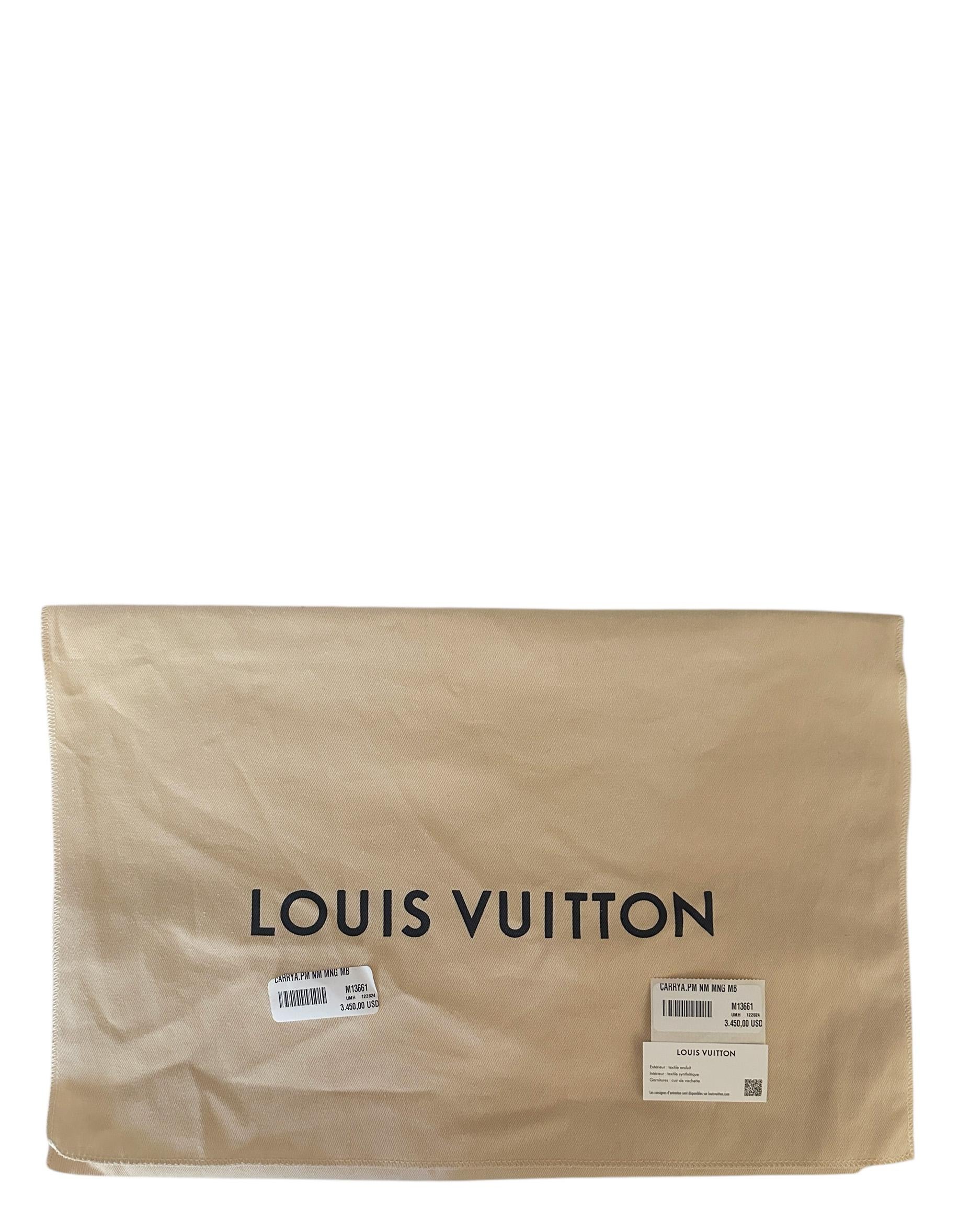 Louis Vuitton Limited Edition LV x TM Murakami Multicolor CarryAll PM. Comprend un porte-nom amovible en cuir et une pochette.

Fabriqué en : France
Couleur : Multicolore
Matériel : Quincaillerie en or
MATERIAL : Toile Coates et garniture en cuir de