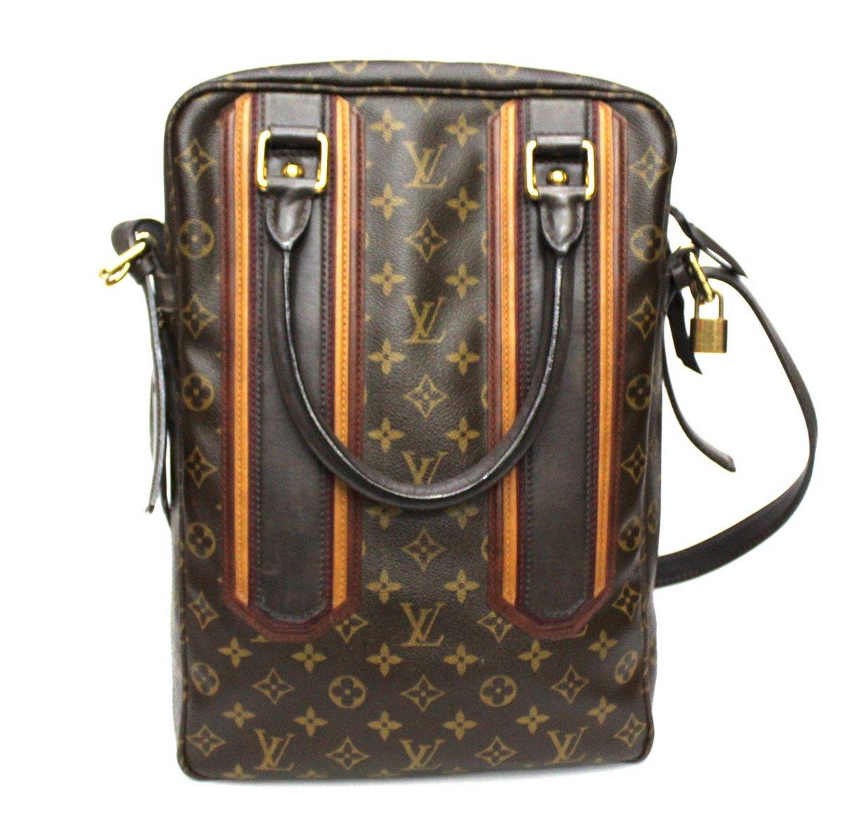 Louis Vuitton document bag, Bequia model made in the classic monogram canvas with handles and finishes in brown leather. This limited edition has a vertical shape, fitted with a double handle and shoulder strap. Zip closure, internally large. The