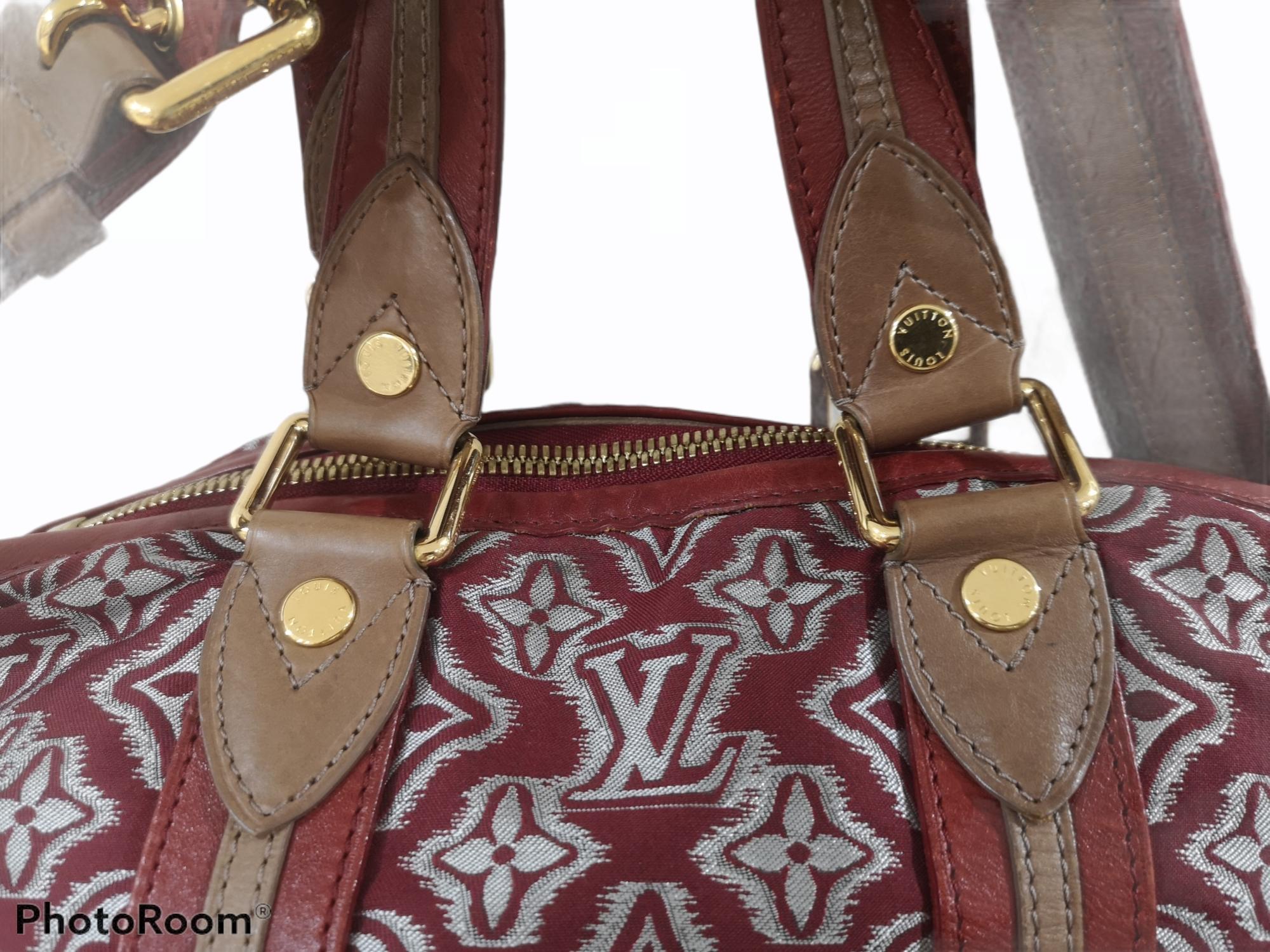 Louis Vuitton Limited edition monogram bordeaux aviator bag
The bag is crafted of canvas crafted of steel lame Louis Vuitton monogram pattern jacquard woven fabric comprised of 48% Wool, 44% Polyester and 8% Acrylic. The bag is structured with a