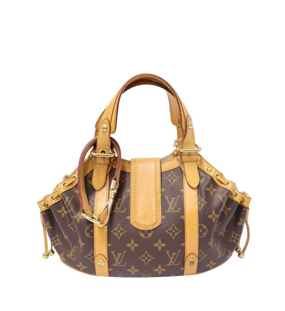 Louis Vuitton Limited Edition Monogram Canvas Theda PM, features a monogrammed canvas, buckle closure, leather handles, studs, and one interior slip pocket.

Material: Leather 
Hardware: Gold.
Height: 19cm
Width: 28cm
Depth: 10cm
Shoulder Strap: