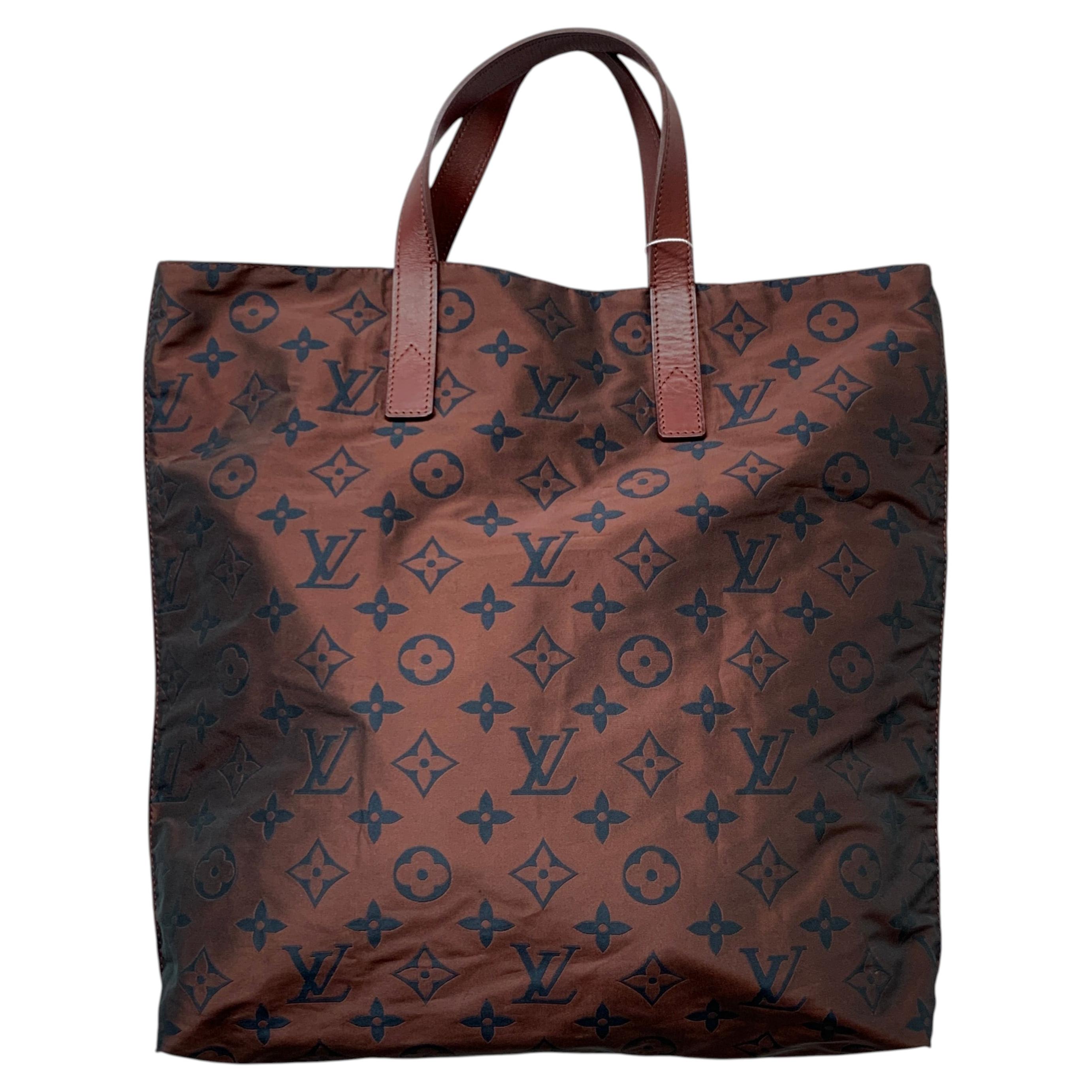 Sac cabas « Escapade » en nylon Monogram de Louis Vuitton, édition limitée en vente