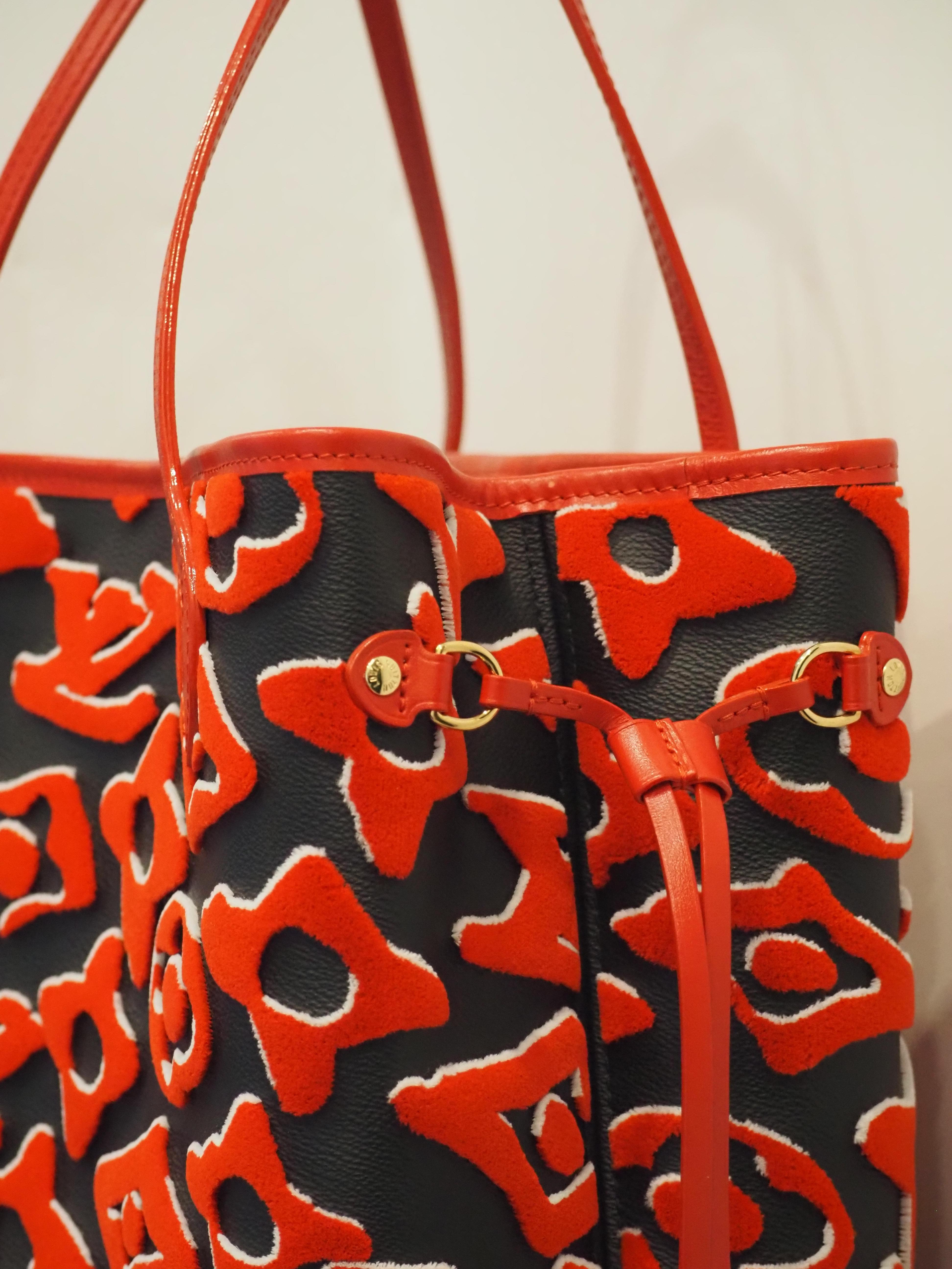 2020 Louis Vuitton Limited Edition Neverfull MM x Urs Fischer
Black and red Neverfull limited edition in collaboration with Urs Fischer
an elegant shoulder bag 
 