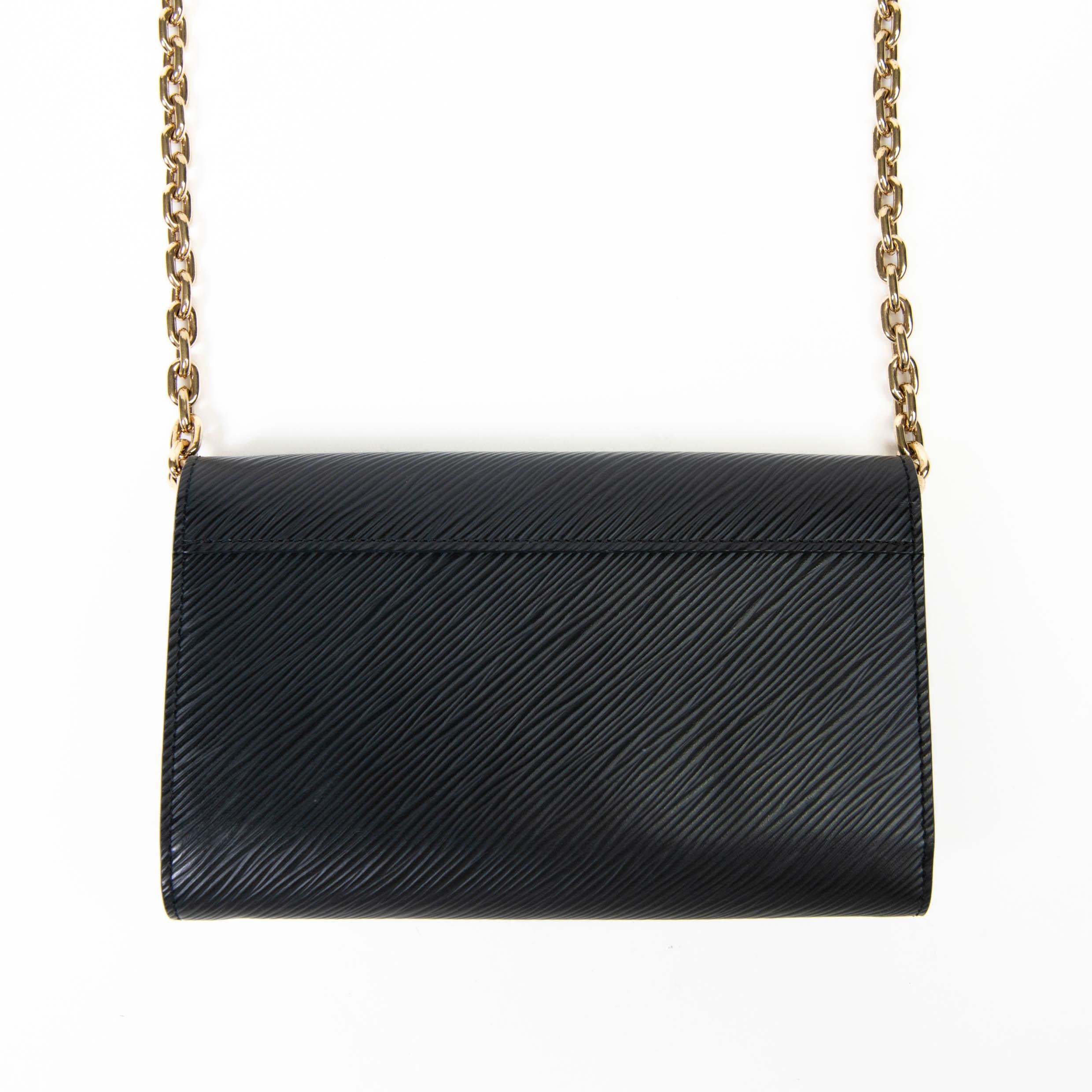 100% Autentico 

Louis Vuitton Limited Edition Nicolas Ghesquiere Sequin Owl Twist Shoulder Bag, 2016, in pelle Epi nera, con paillettes bianche, oro e ottone, finiture in ottone dorato, patta frontale con chiusura a rotazione LV, apertura su un