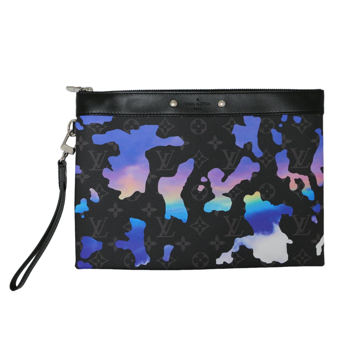 Collector Pochette To Go by LOUIS VUITTON with Sunrise Monogram Eclipse toile
Condition: never worn
Made in Spain
Model: To-Go
Gender: male
Material: Sunrise coated canvas
Interior: black textile
Color: black
Dimensions: 30 x 21.5 x 1 cm
Serial