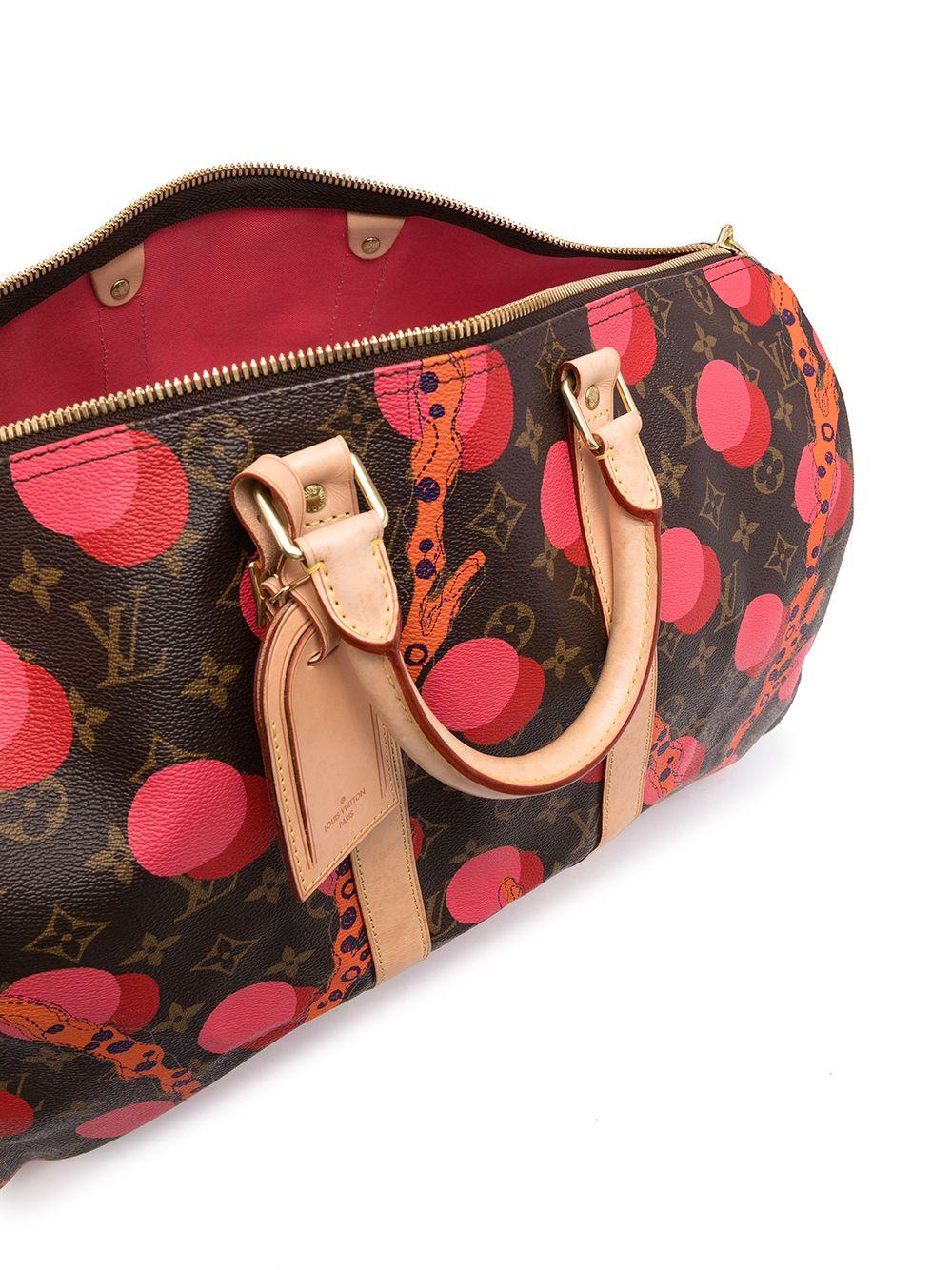 A rare piece from the Spring/Summer 2015 collection, this pre-owned Louis Vuitton Ramages Keepall features a coral summery print all over.  The capacious size means It's perfect for overnight stays and weekends away.

Colour: