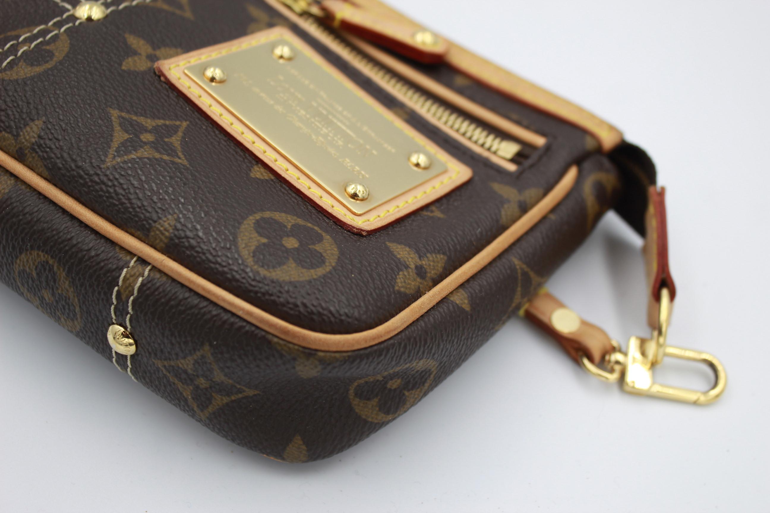 Louis Vuitton Limited Edition Riveting Accesoire Bag / Clutch In Good Condition In Paris, FR