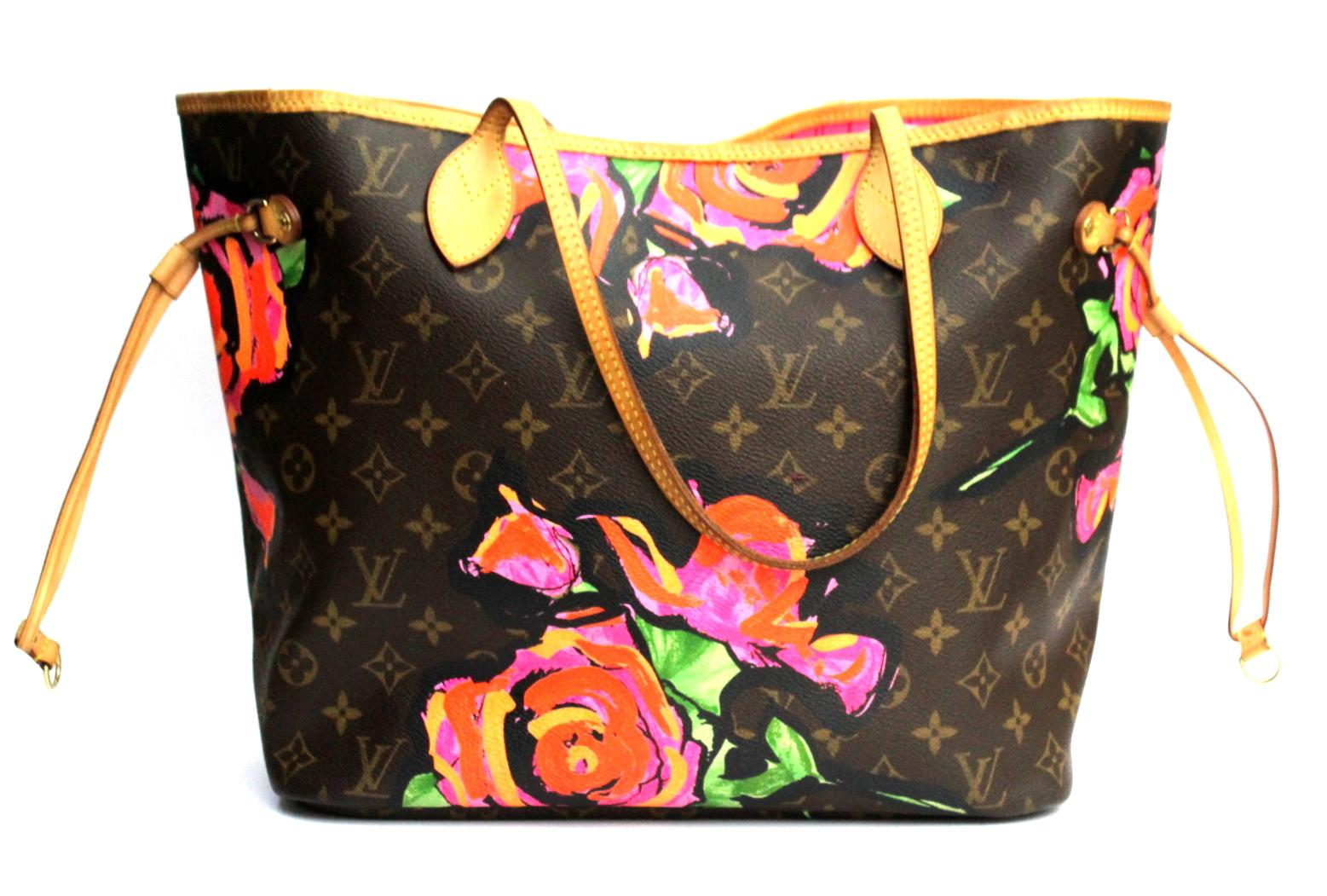 Marc Jacobs took an iconic motif from the Stephen Sprouse and created Louis Vuitton Limited Edition Roses Stephen Sprouse Neverfull MM Bag as a tribute to the late artist. This gorgeous bag features the monogram canvas with the iconic pattern