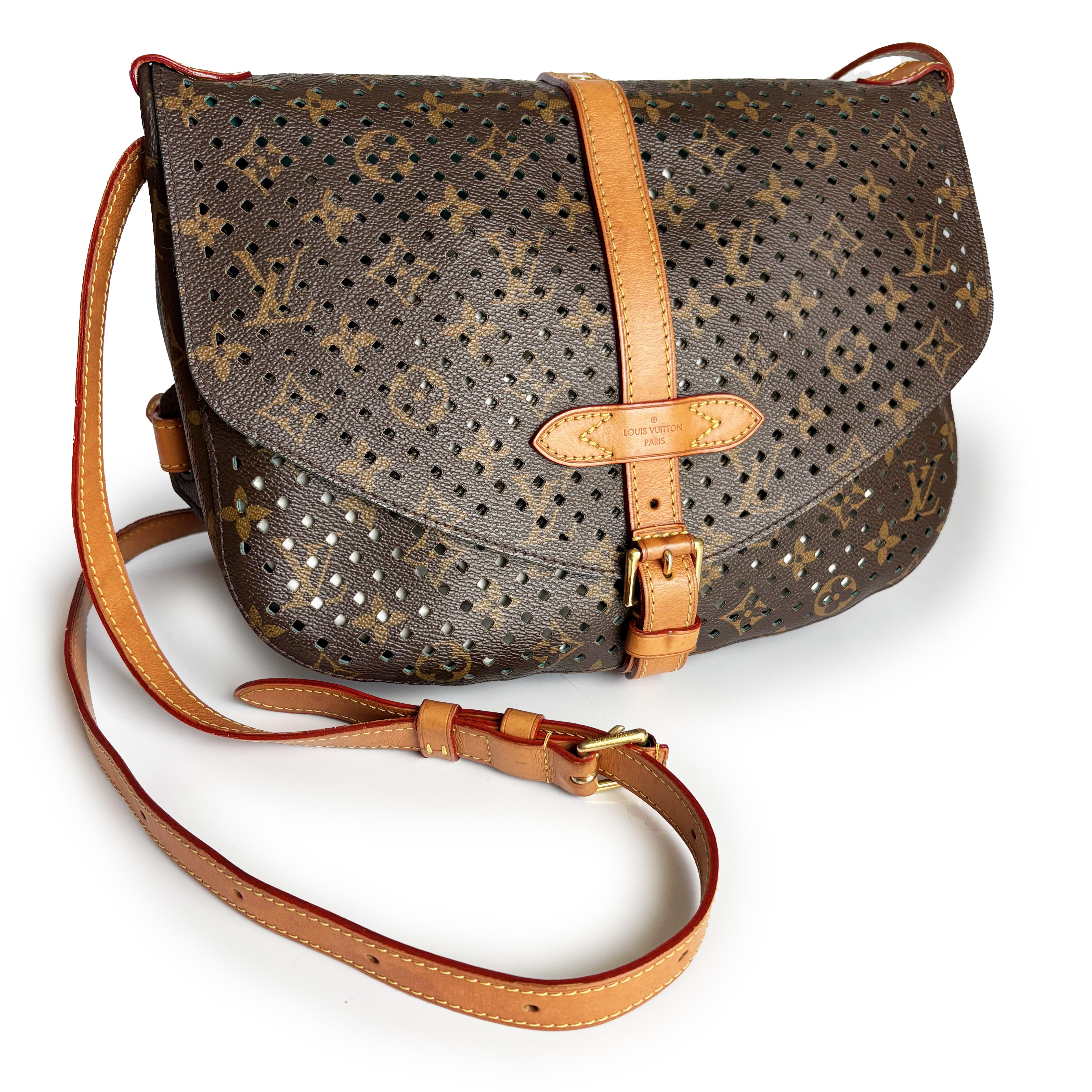 Louis Vuitton Monogram Perforated Flore Crossbody Bag - 2012 Cruise Collection'S by Sofia Coppola

2012 brachte Sofia Coppola ihren unverkennbaren, mühelosen Pariser Chic in einer begehrten Collaboration für die Cruise Collection zu Louis Vuitton.