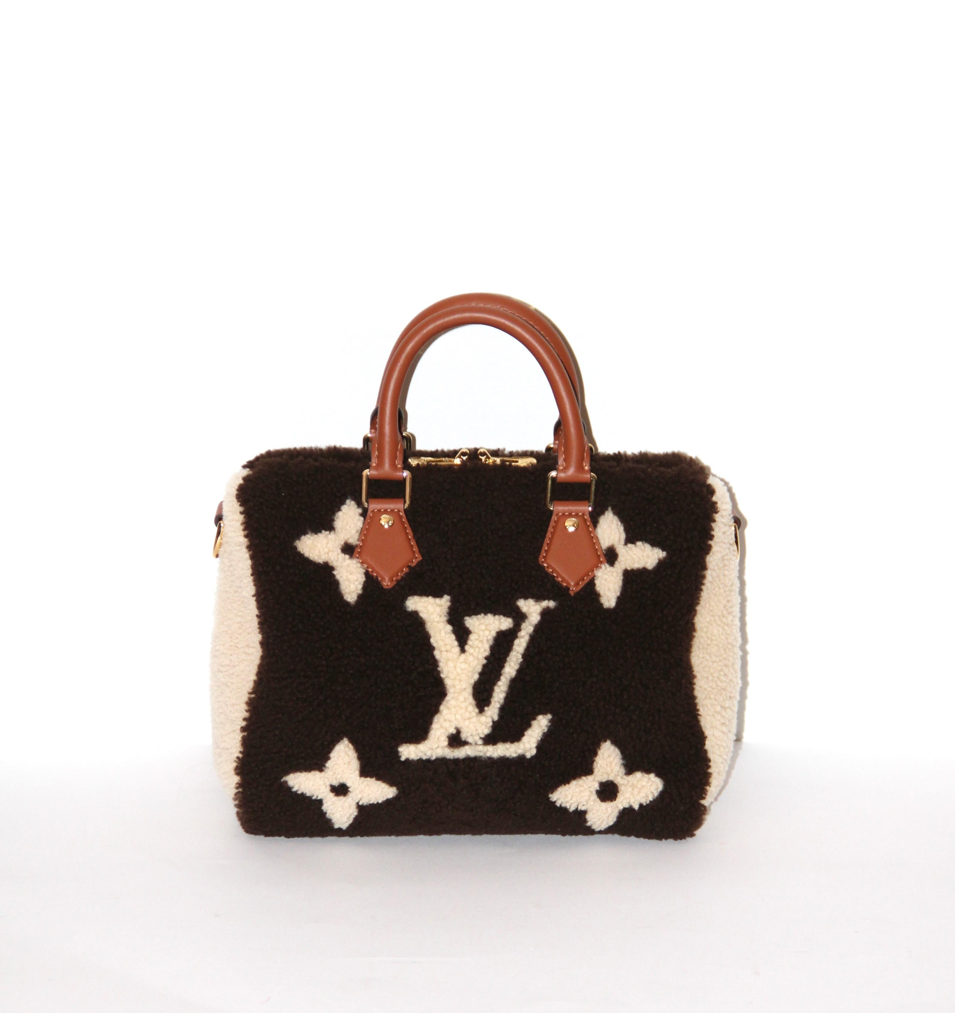 This pre-owned Speedy Bandouliere 25 emblematic of Louis Vuitton offers a chic look for this limited edition LV Teddy Monogram.  
It features a giant shearling monogram, brown calfskin trim and top handles.
An adjustable and removable leather