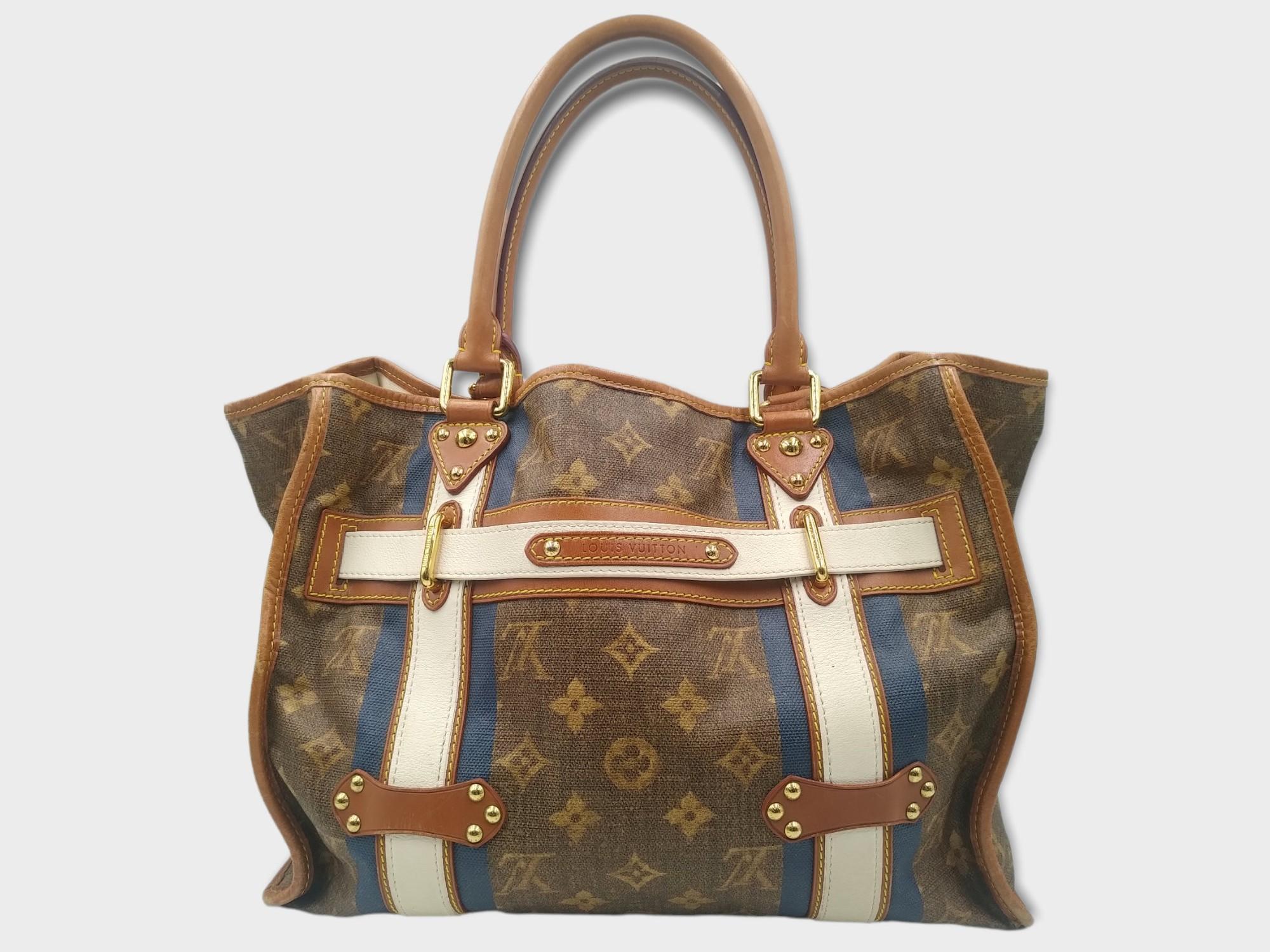 Louis Vuitton Tissue Rayures GM Tragetasche in limitierter Auflage, 2007
- 100 % authentische Louis Vuitton
- Monogrammiertes Tisse-Leinwandgemälde mit hellbraunem Rindsleder und weißem Kalbsleder
- Doppelt gerollte Ledergriffe
- Offene Platte mit