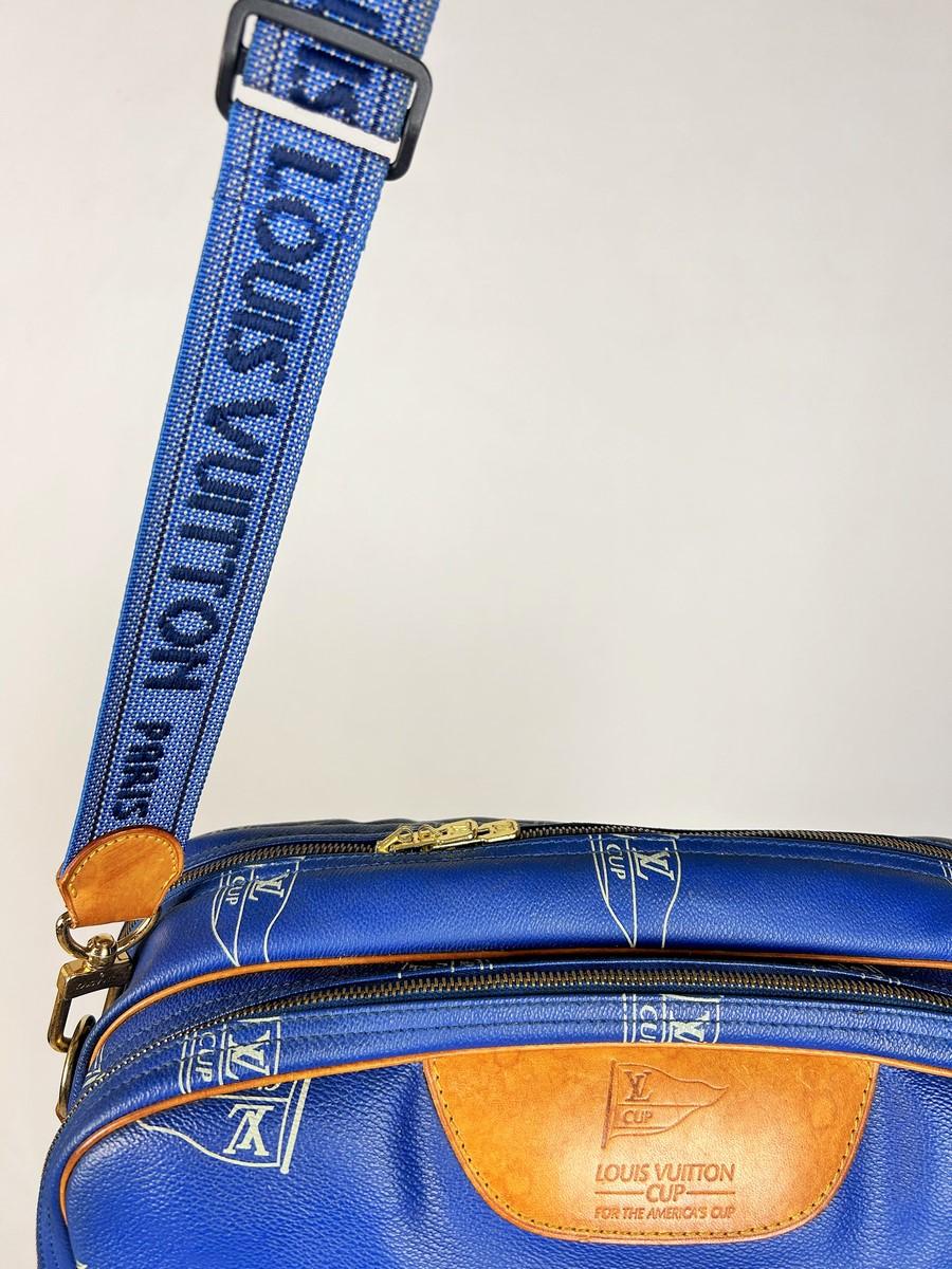 Circa 1991-1992

France

Sac à bandoulière de voyage numéroté MI 0991 réalisé en édition limitée pour la Louis Vuitton America's Cup 1991 et 1992. Toile enduite bleue avec impression du fanion blanc 
