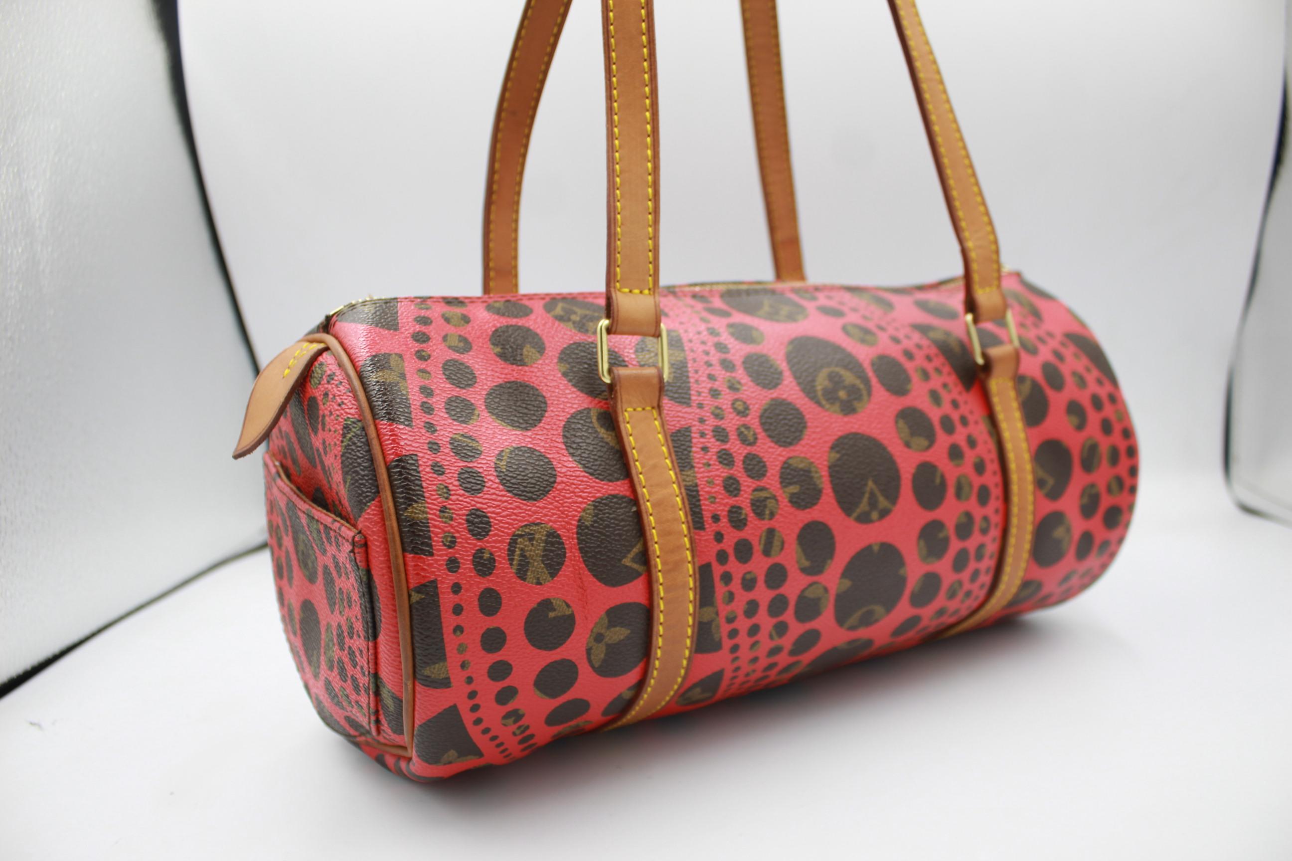 Louis Vuitton limited edition yayoi kusama papillon bag
Very good condition
With the initials « Y R » in gold ( discret )
30 cm x 19cm x 15cm