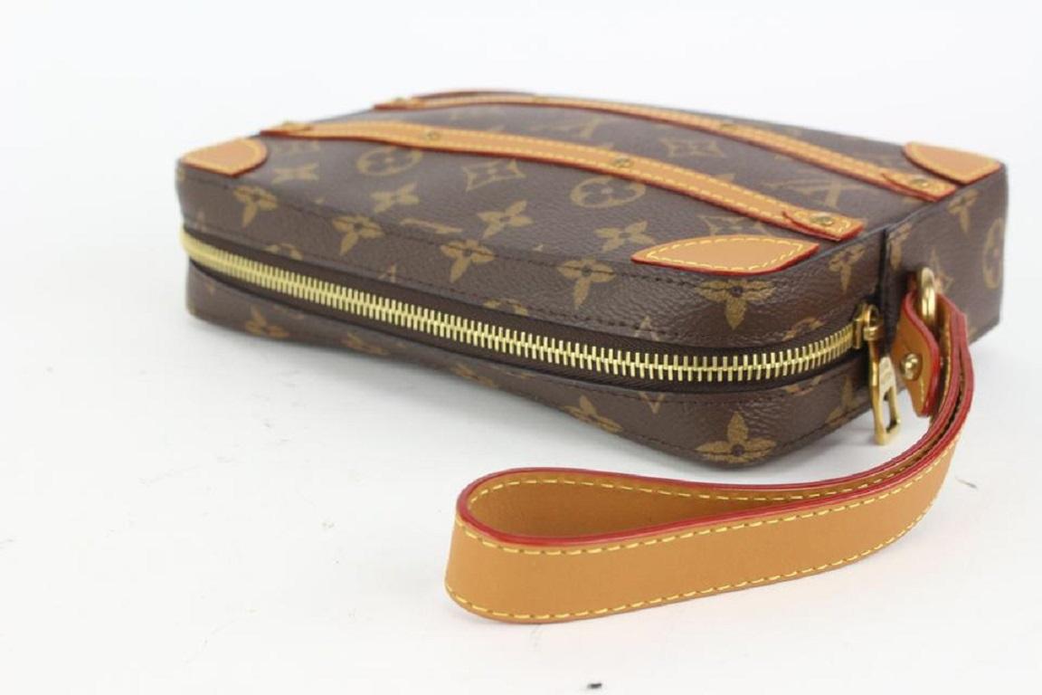 Limited Monogrammiertes Soft Trunk Pouch Wristlet von Louis Vuitton 97lv31 mit Monogramm im Angebot 1