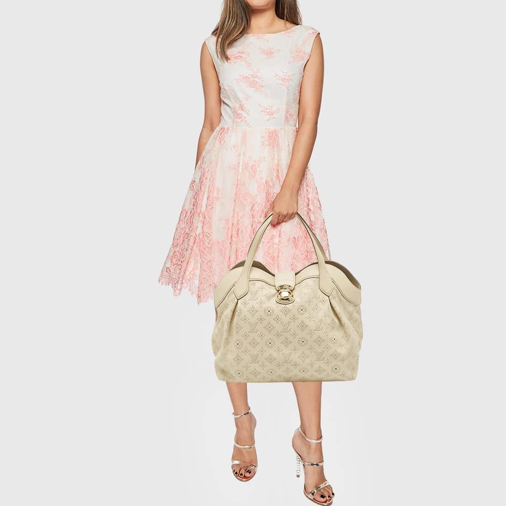 Louis Vuittons creations are popular owing to their high style and functionality. This bag like all the other handbags is durable and stylish. Exuding a fine finish the bag is designed to give a luxurious experience. The interior has enough space to