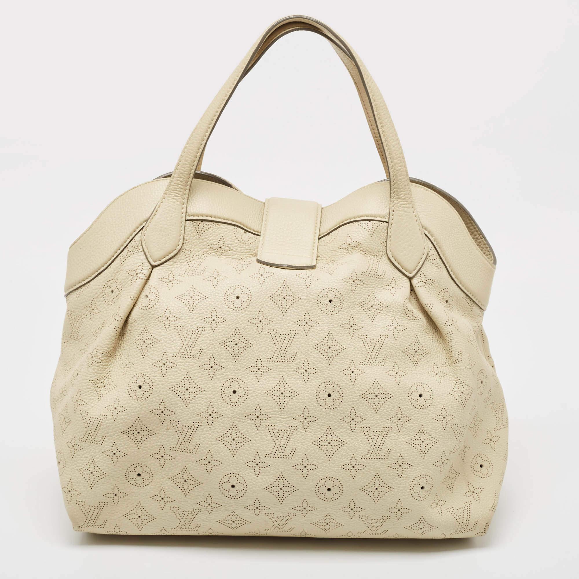 Louis Vuitton Lin Monogram Mahina Leather Cirrus MM Bag In Excellent Condition In Dubai, Al Qouz 2