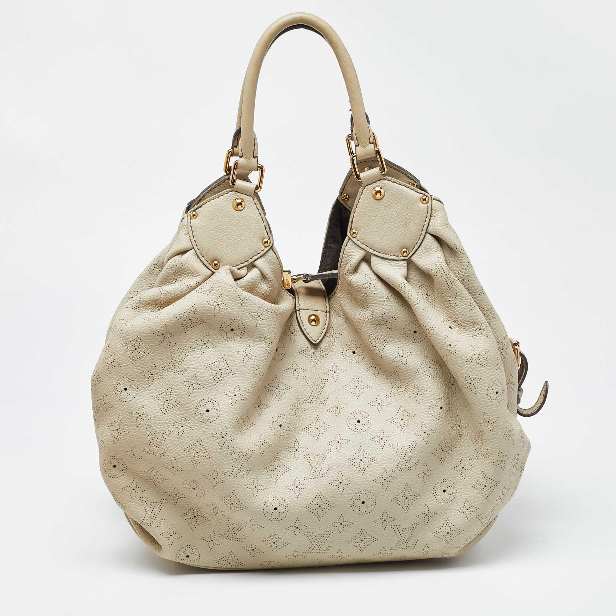 Louis Vuitton Lin Monogram Mahina Leather L Bag In Good Condition In Dubai, Al Qouz 2