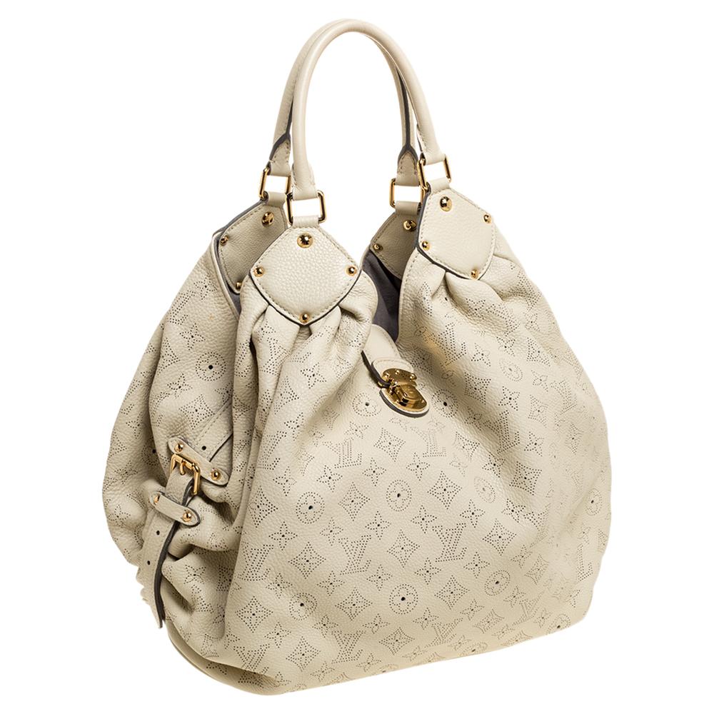 Louis Vuitton Lin Monogram Mahina Leather XL Bag In Good Condition In Dubai, Al Qouz 2
